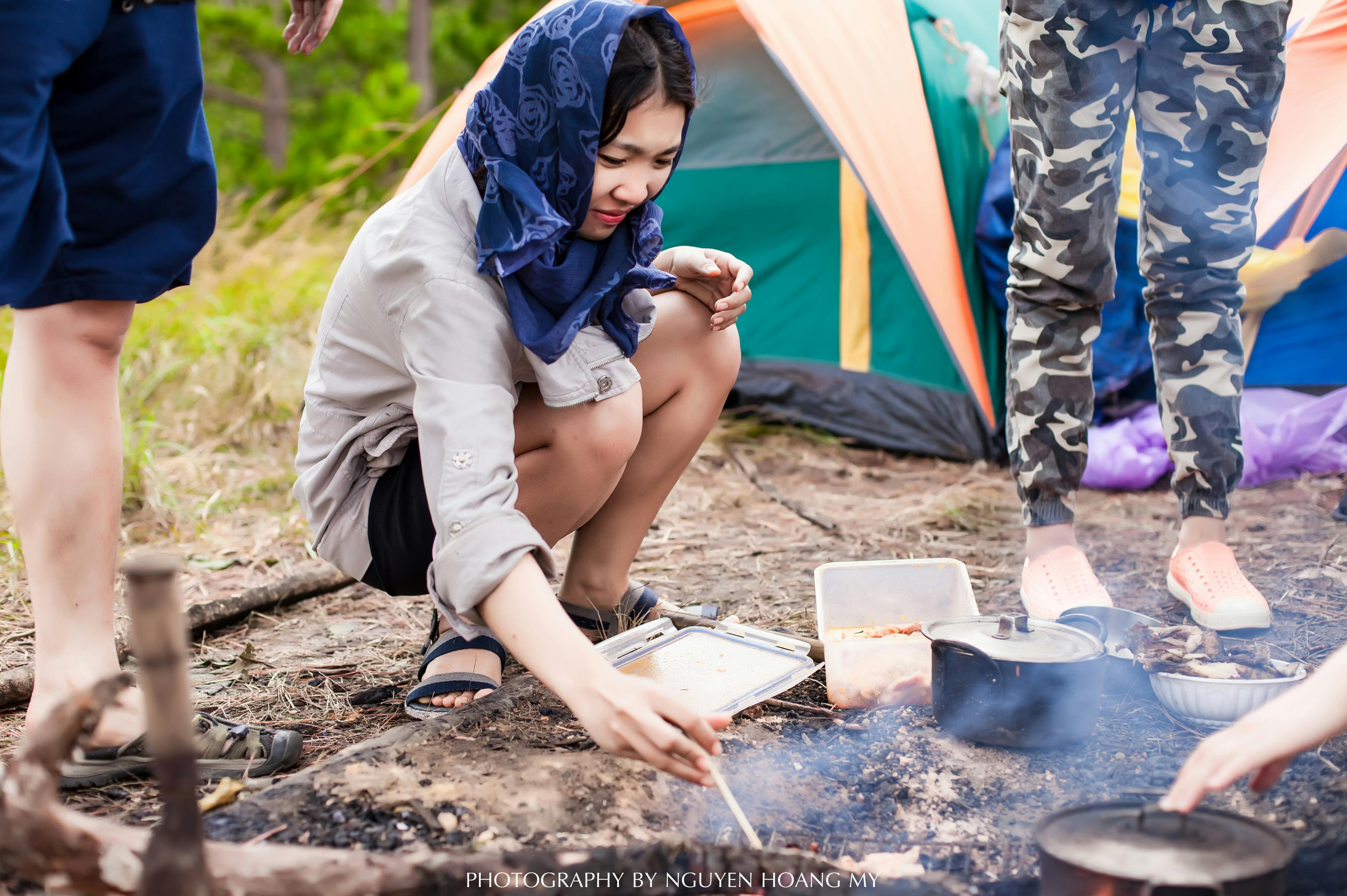一只手拿着智能手机，屏幕上显示Instagram帖子