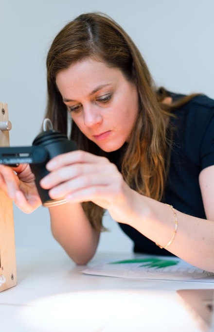 抽象的数字网络和数据流,代表算法和技术