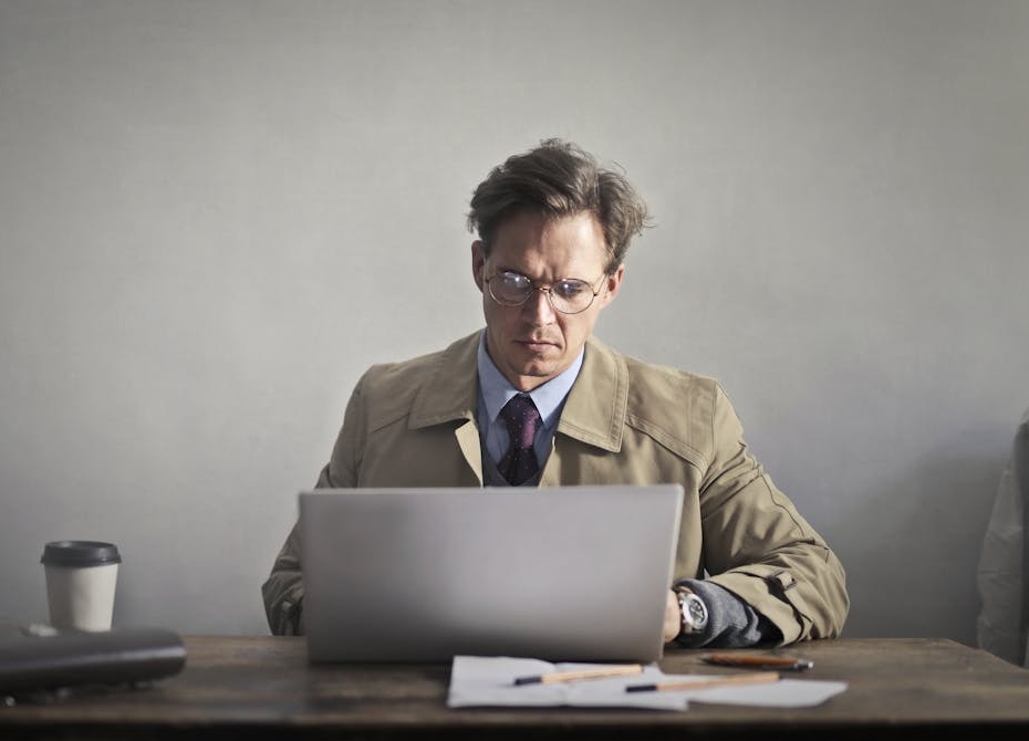 一位年轻女性开心地看着手机,象征着成功和满足