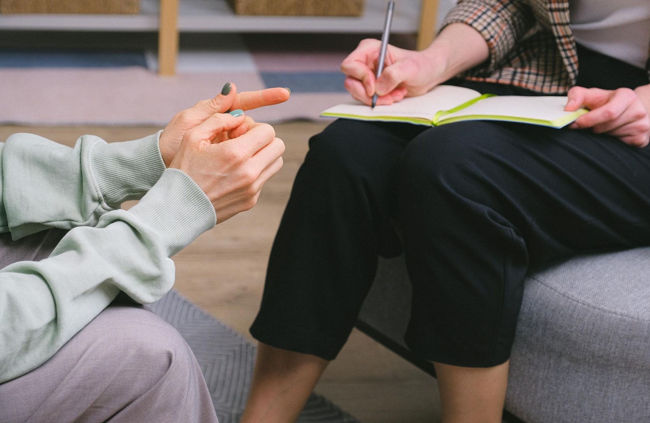 一群不同背景的人的脸部被线连接在一起,象征着一个相互关联的在线社区。