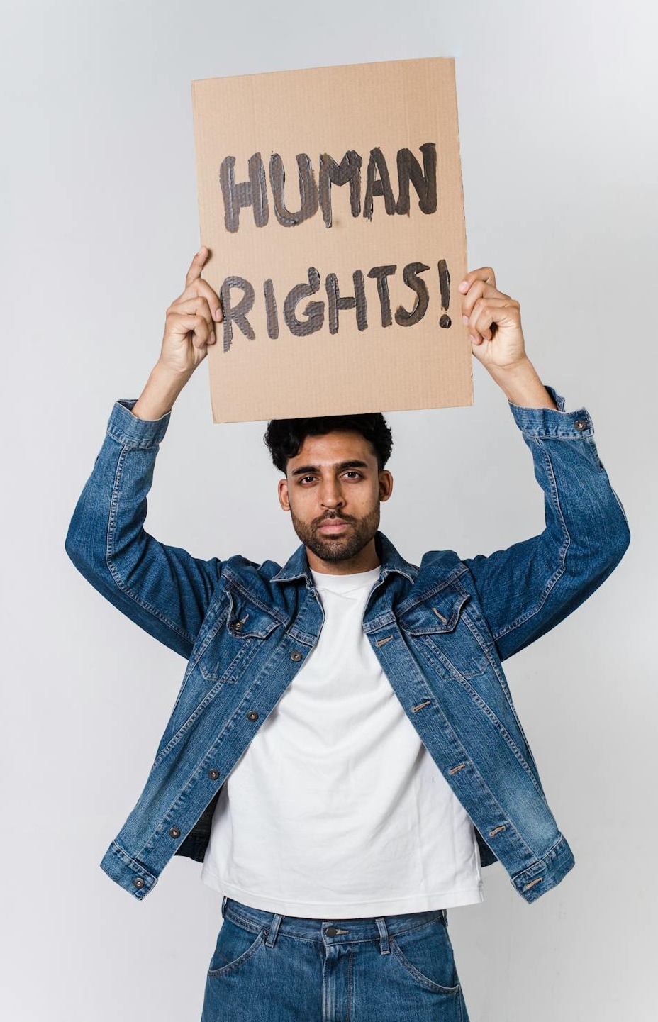 一只手拿着智能手机,屏幕上显示着社交媒体应用程序的图标,象征着在线连接和社群网络。