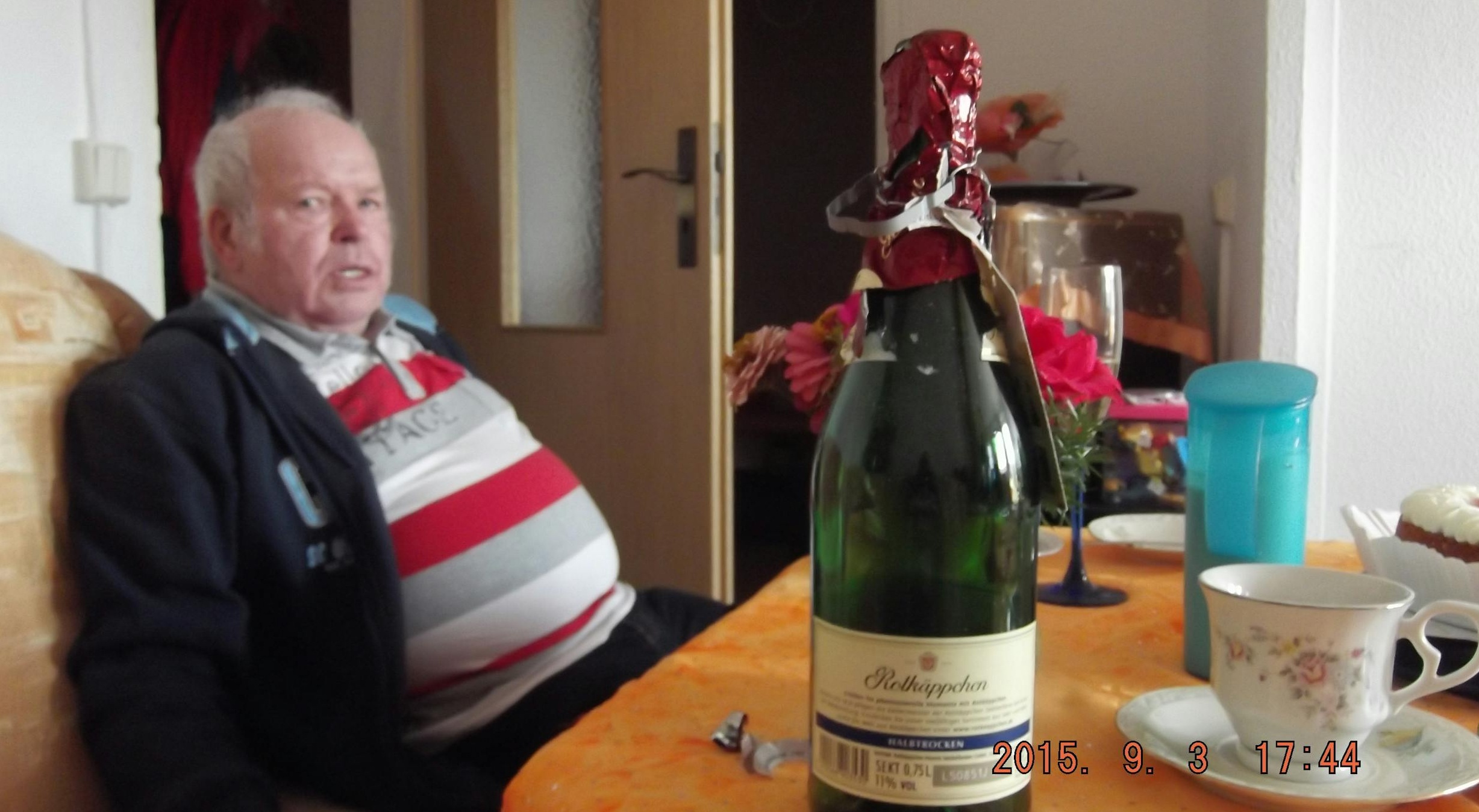 电脑屏幕显示YouTube频道数据增长图表