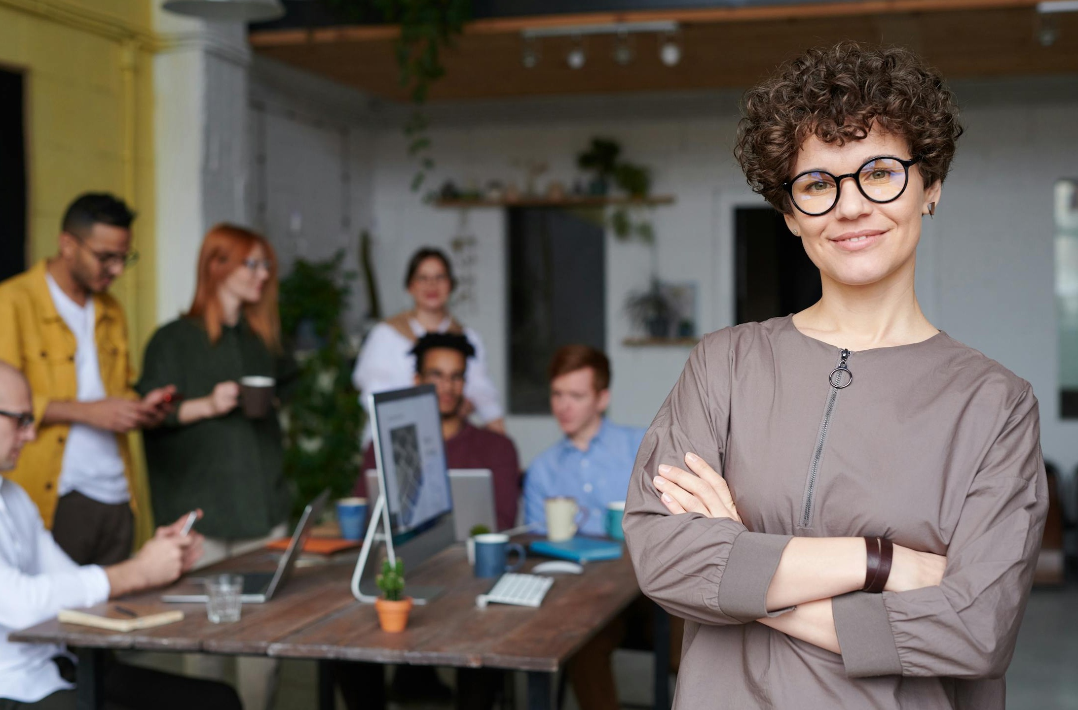 内容创作者使用笔记本电脑工作，进行视频编辑与发布