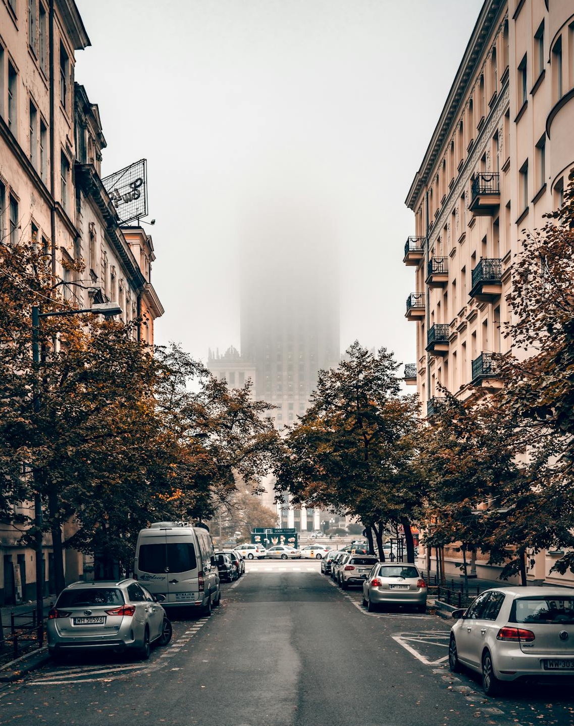 电脑屏幕上显示的YouTube视频及其评论区域