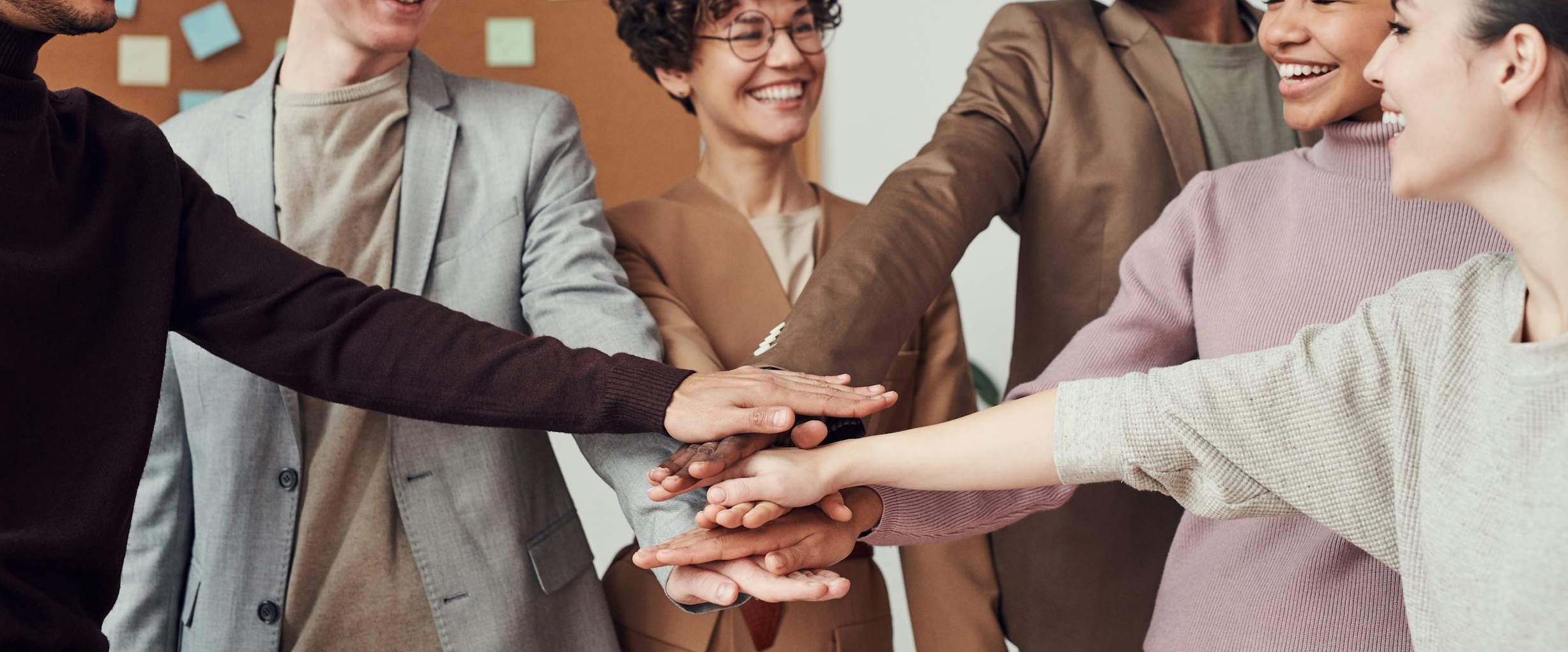 营销团队成员围坐讨论2025年Facebook直播推广策略