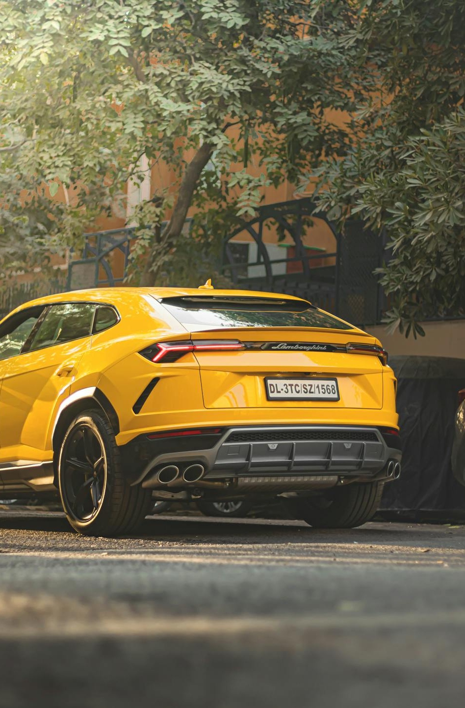 手机屏幕上展示的Facebook直播购物功能,促进实时销售