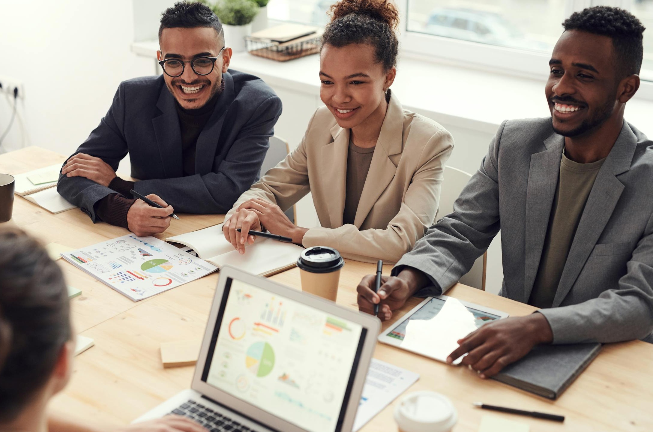 一群人在活动中积极互动,象征着直播后的社区建设