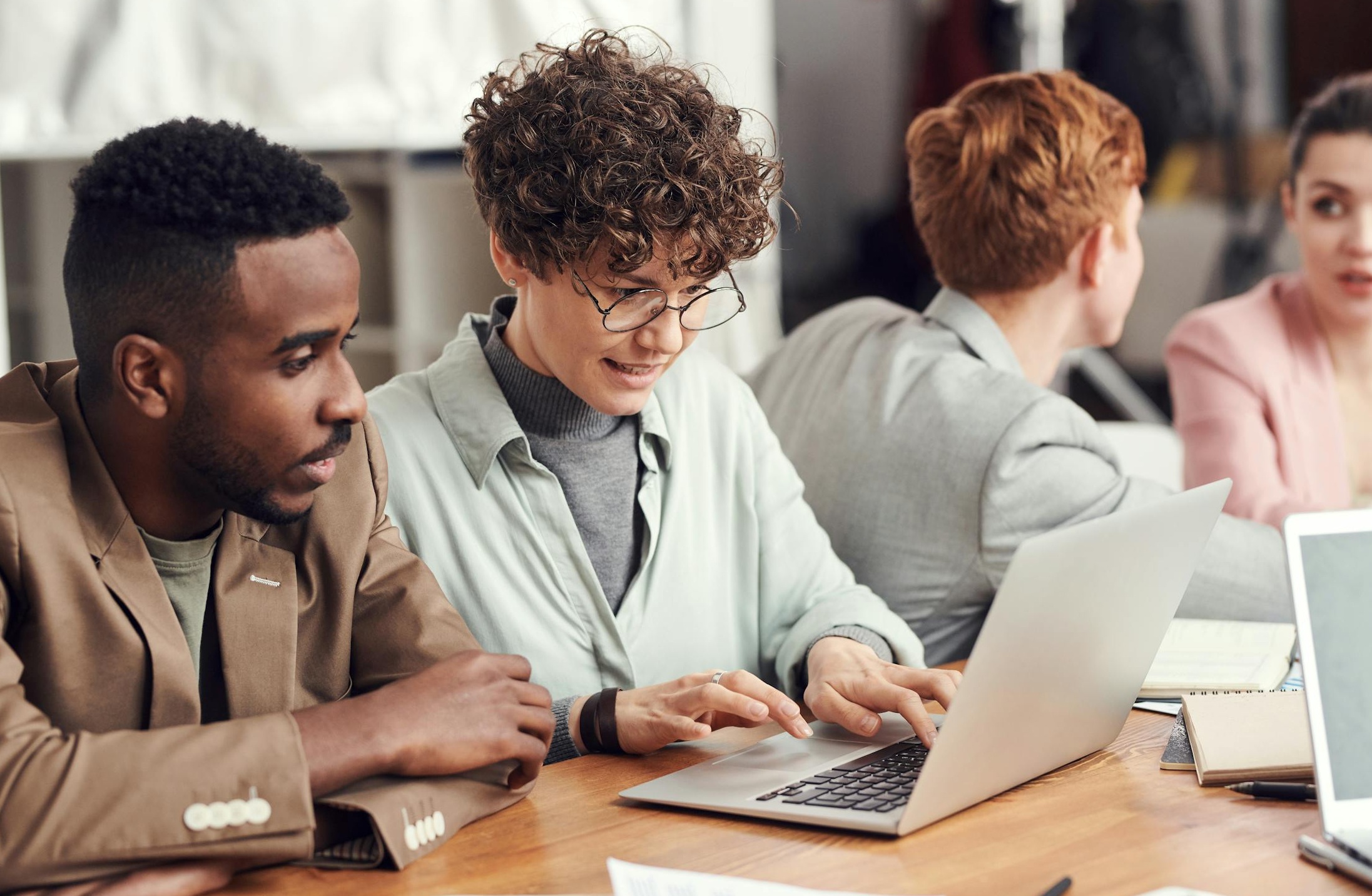 不同观众在手机和平板上观看YouTube视频