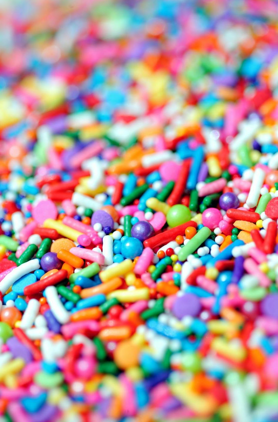 一个AI概念的机器人头部与数据流，代表直播中的AI应用