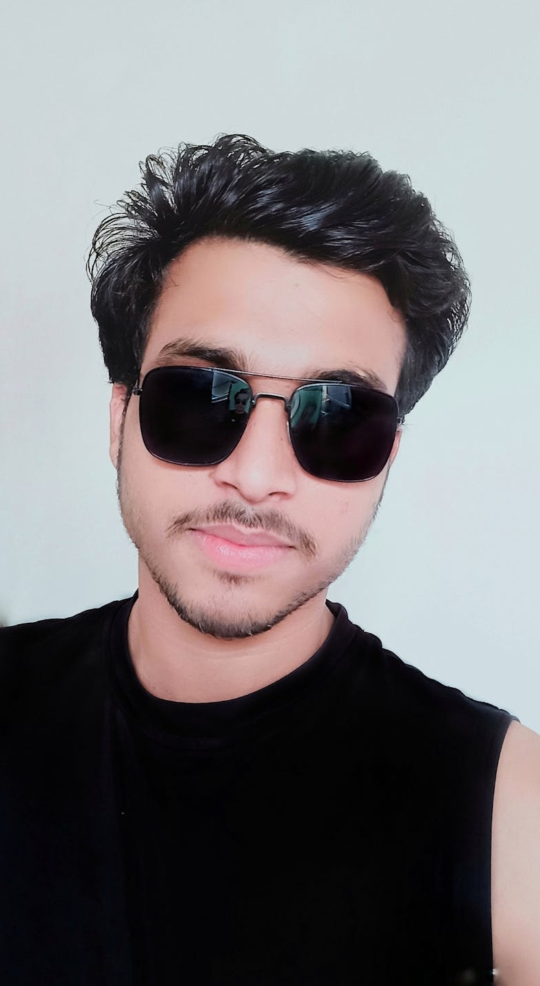 一名营销分析师正在分析图表数据，显示直播表现