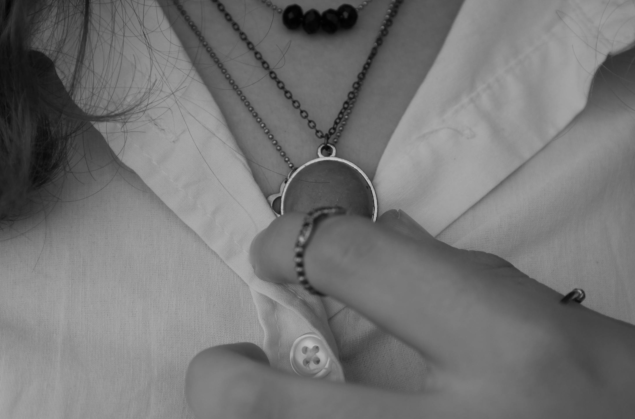 展示Facebook界面的智能手机，点赞图标突出