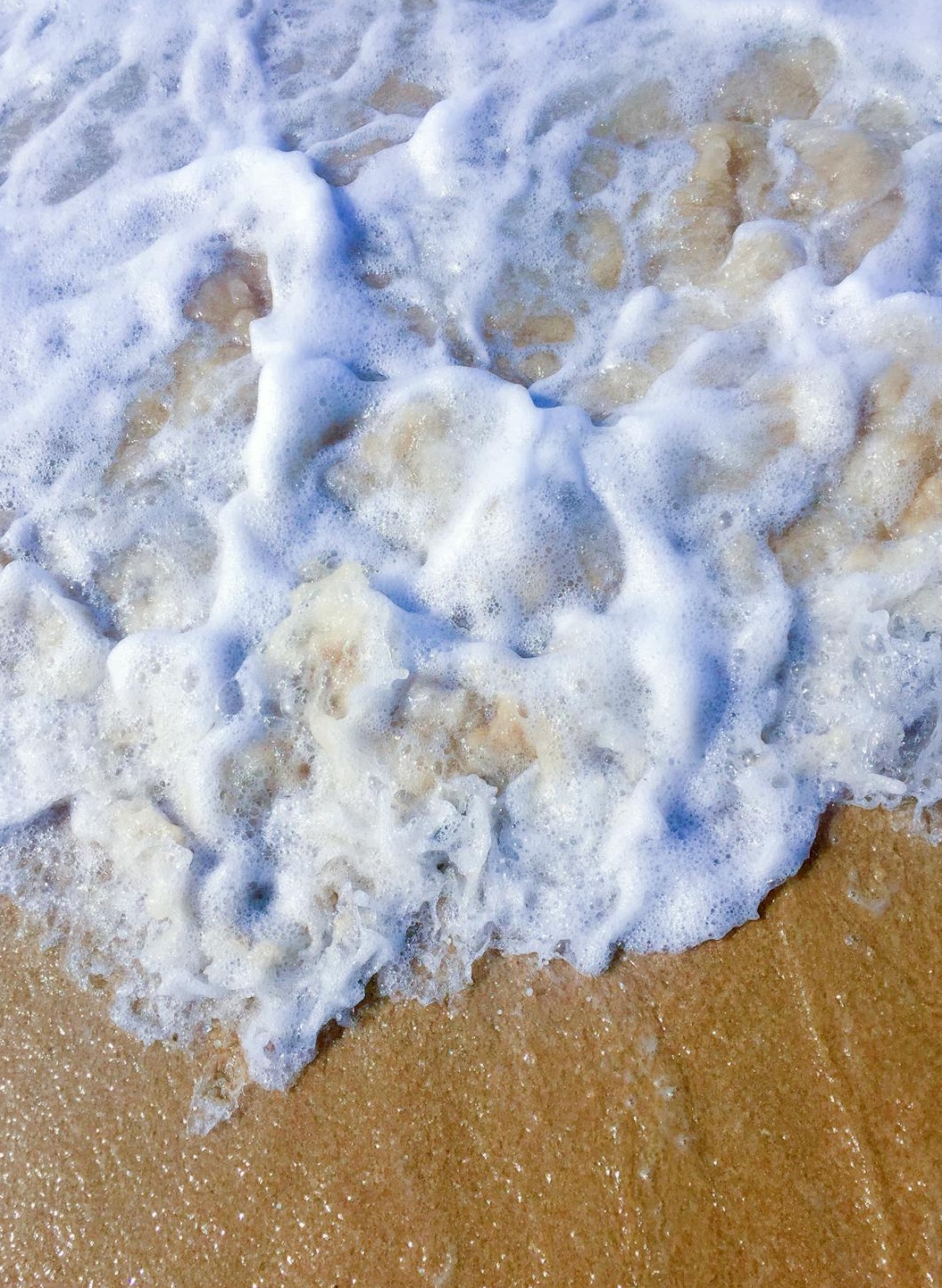 年轻女性网红在相机前制作内容