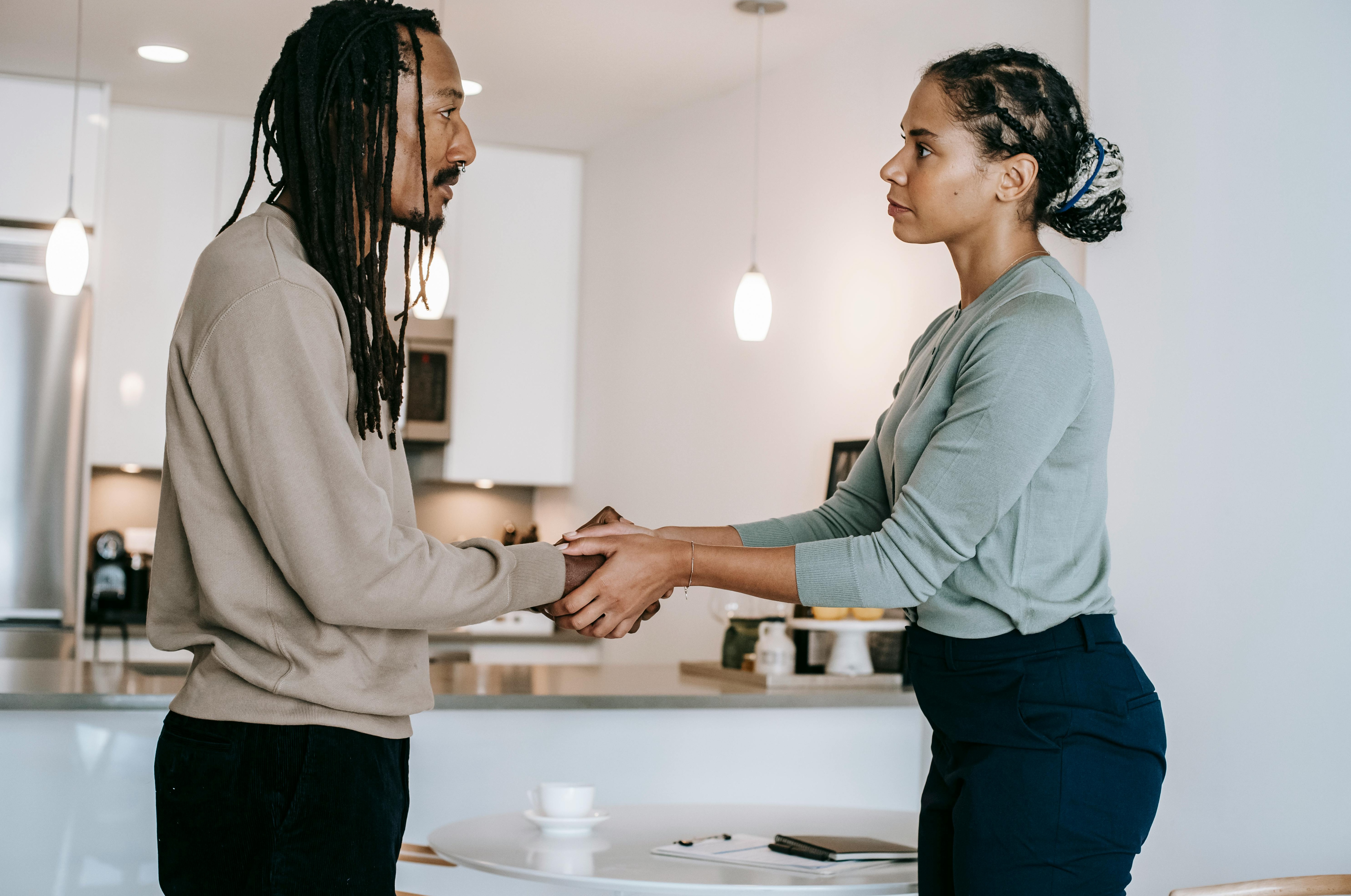 手机屏幕显示社交媒体点赞图标