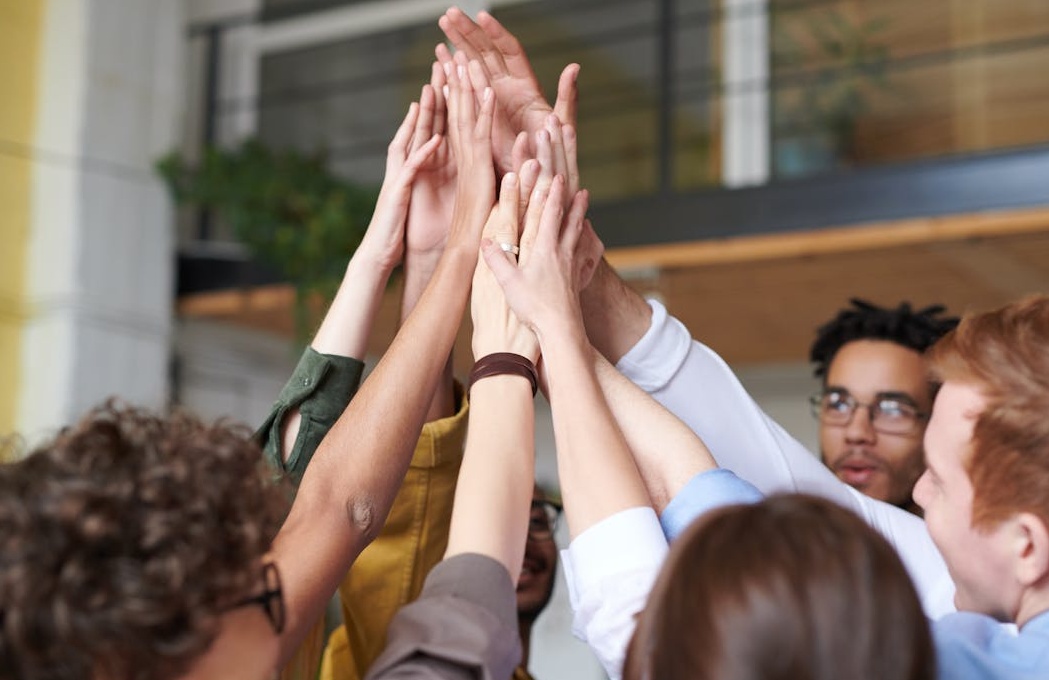 团队成员进行营销策略讨论