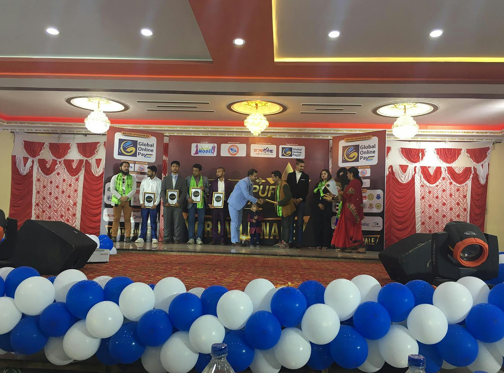 笔记本电脑上展示LinkedIn视频发布界面的图片，强调标题和描述的重要性