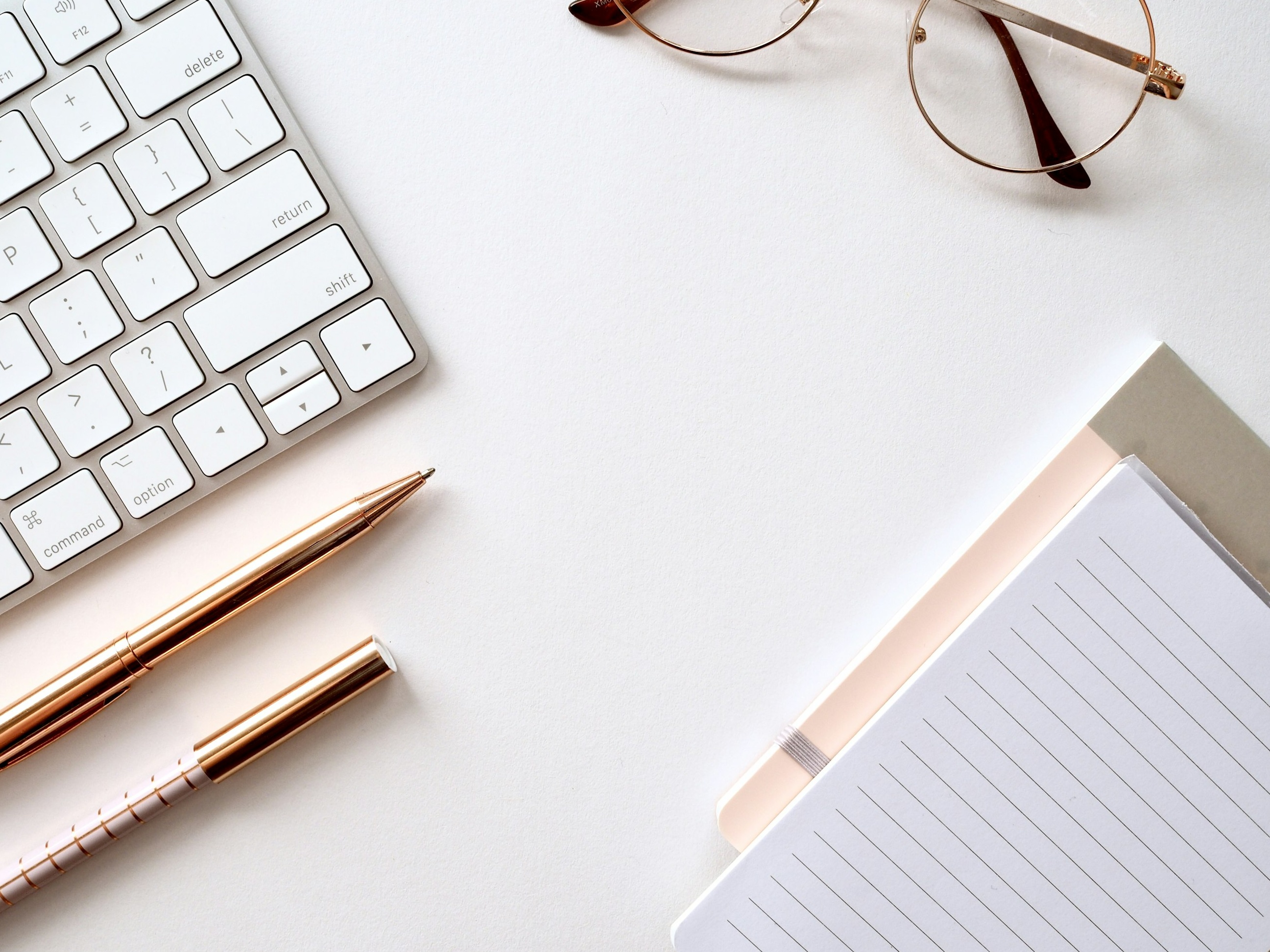 一个人正在用相机拍摄视频内容