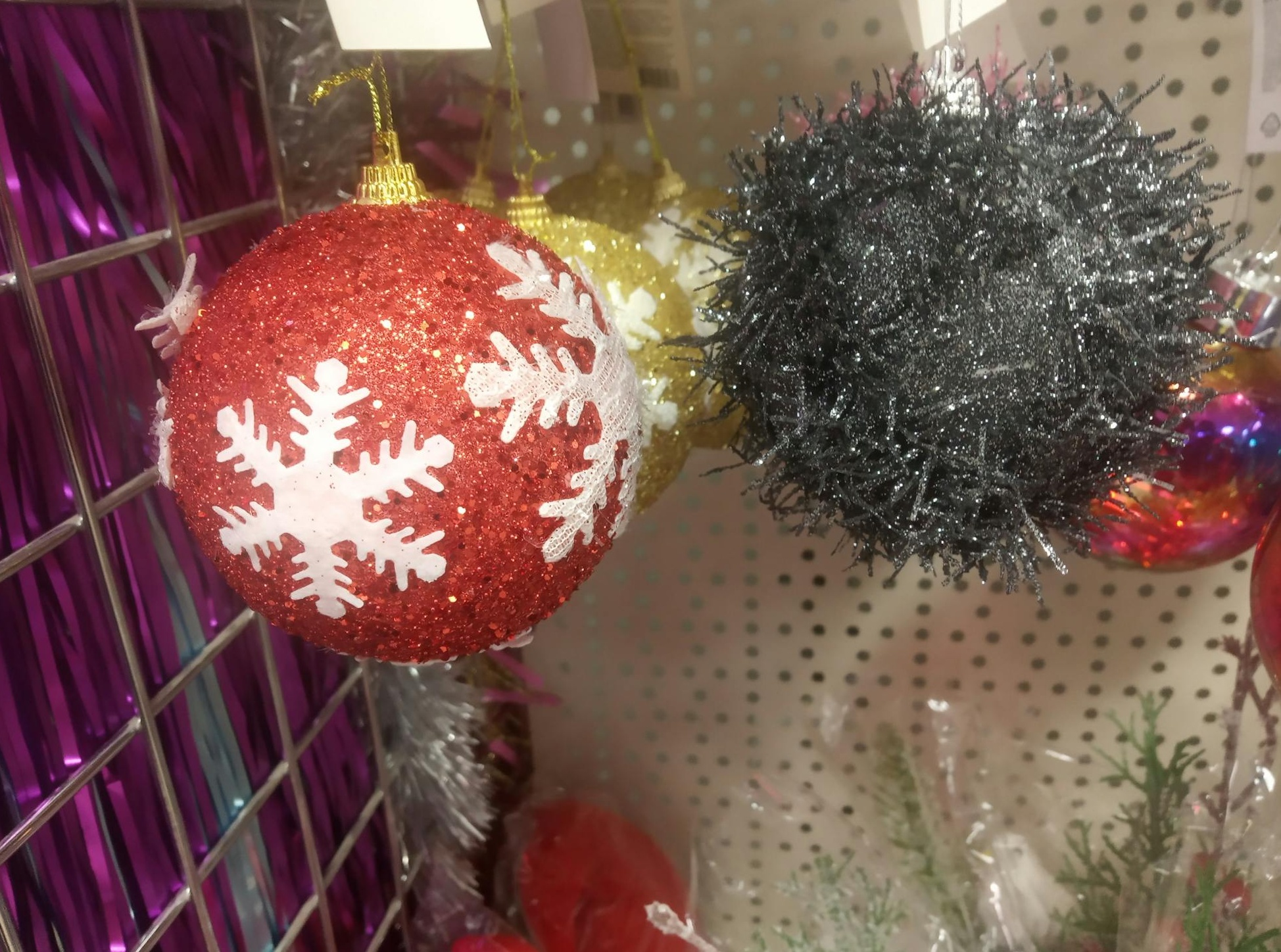 一个手持手机显示Discord界面的特写,背景是模糊的办公环境,象征着在线交流与社群建设的现代方式