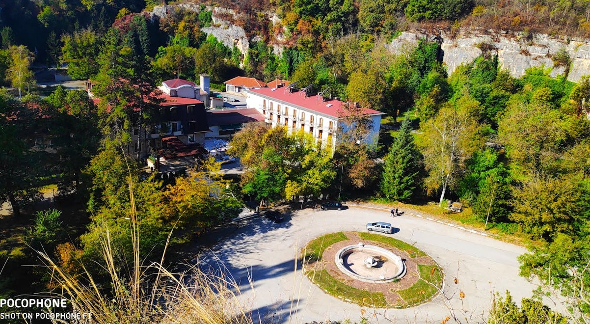 一群朋友或家人聚在一起观看内容,共同享受YouTube频道会员的社区氛围