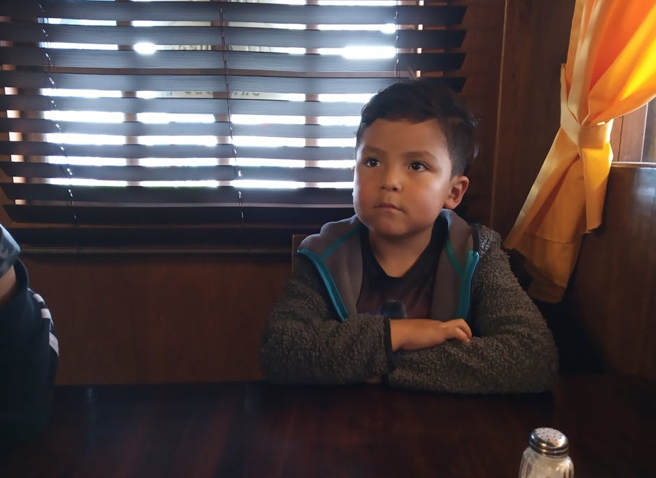 笔记本电脑前摆放的信用卡,表示便捷安全的在线订阅支付流程