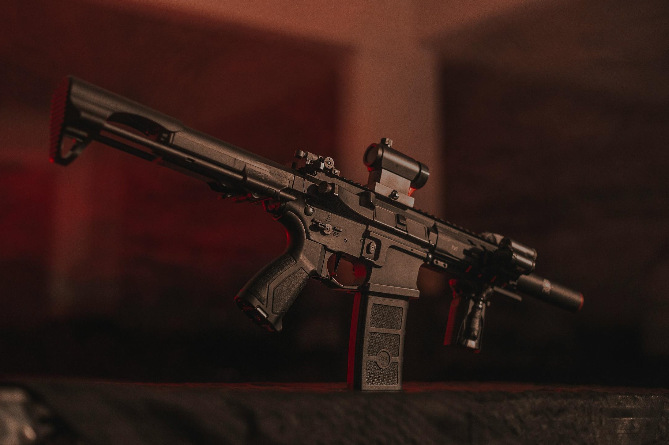 不断增加的硬币和一个存钱罐,象征实现低成本流量获取和数字营销增长策略的投资回报