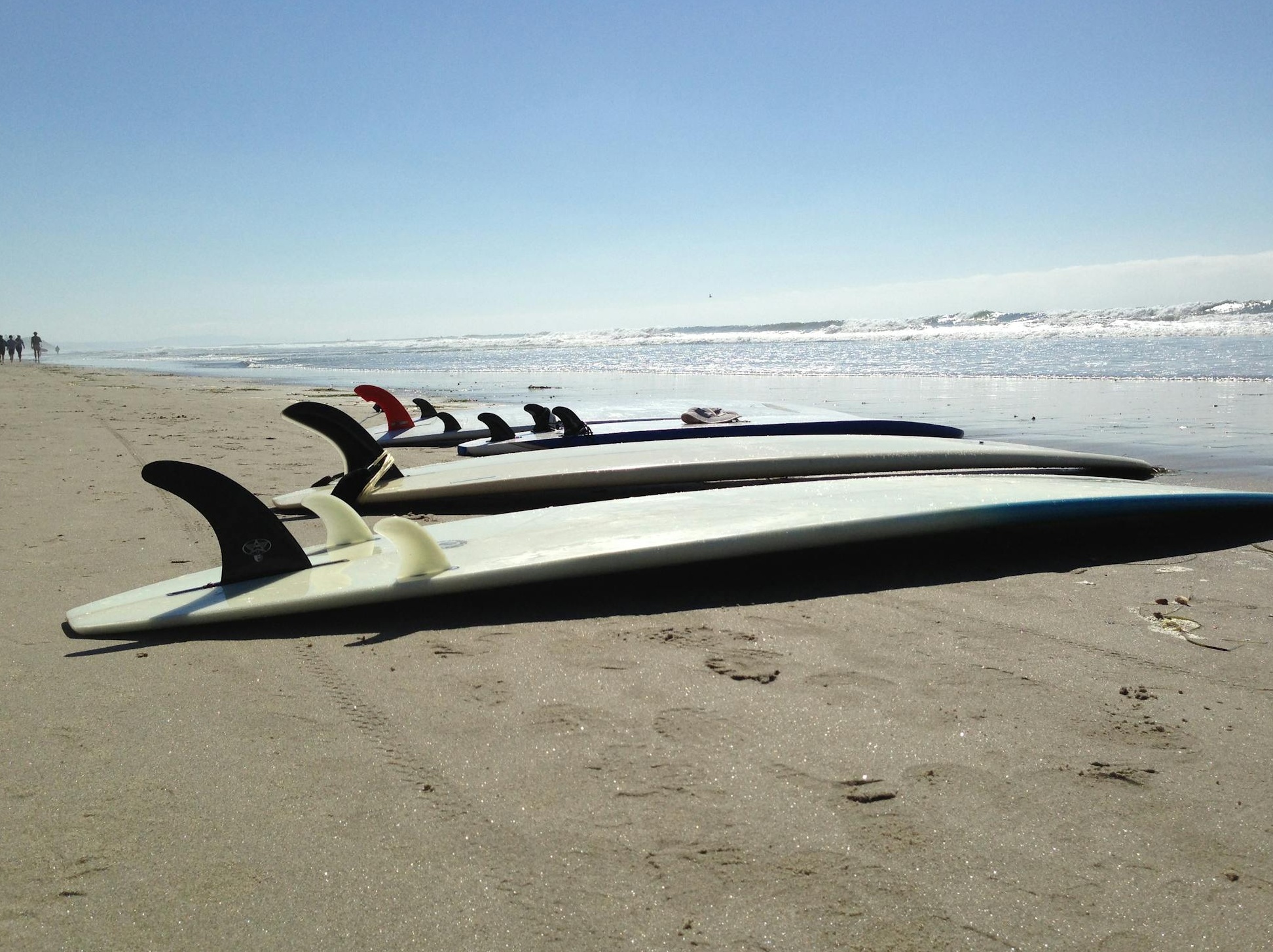 手机屏幕上显示脸书群组界面,强调脸书群组人数增加和精准社群定位的重要性