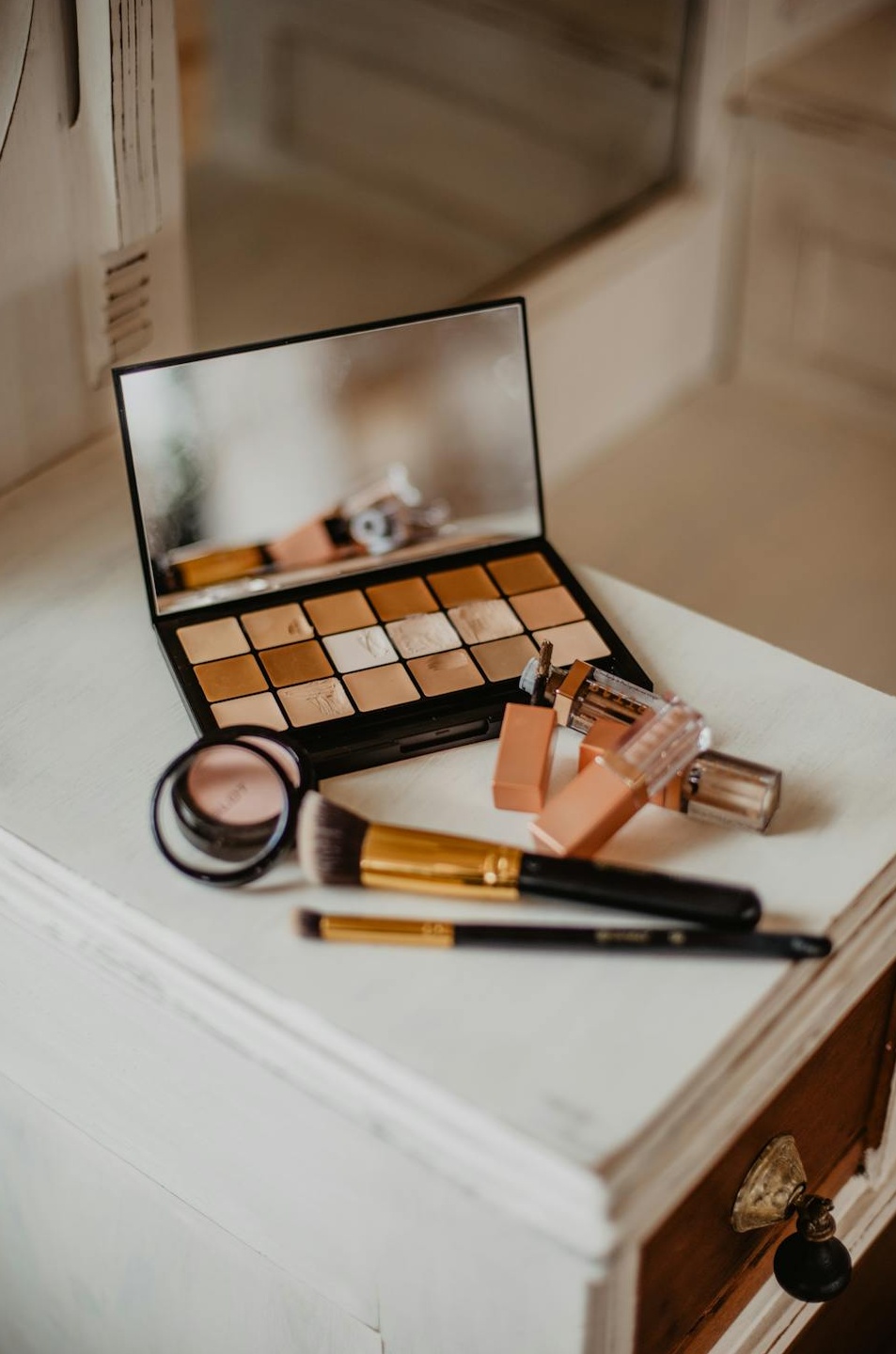 一个正在播报信息的扩音器,寓意提升社交媒体影响力和品牌知名度的强大宣传效果