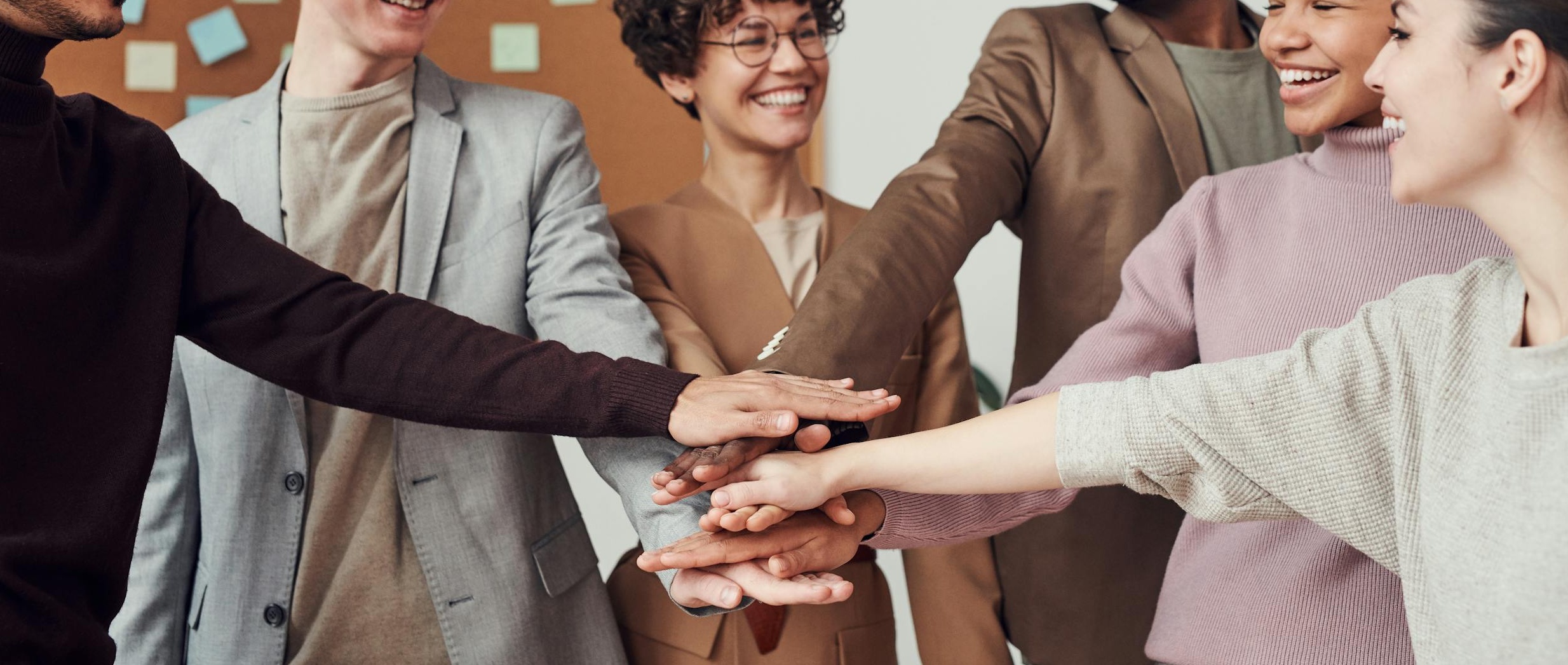 一群专业人士在办公室里合作,象征选择专业可靠的Instagram评论服务商