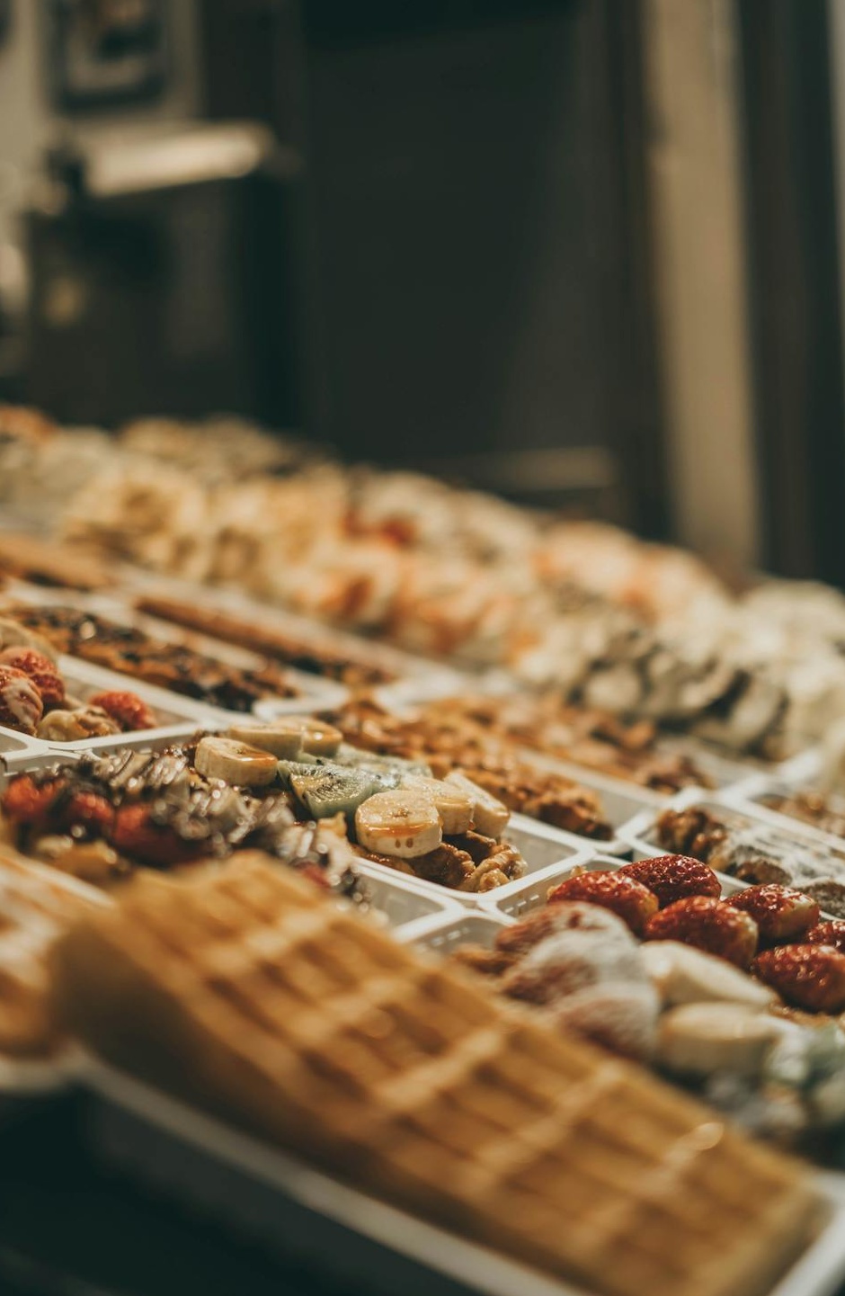 用户正在手机上浏览X（Twitter）动态，专注于内容互动