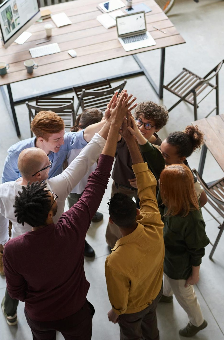 一支专业的数字营销团队正在办公室里协作讨论策略