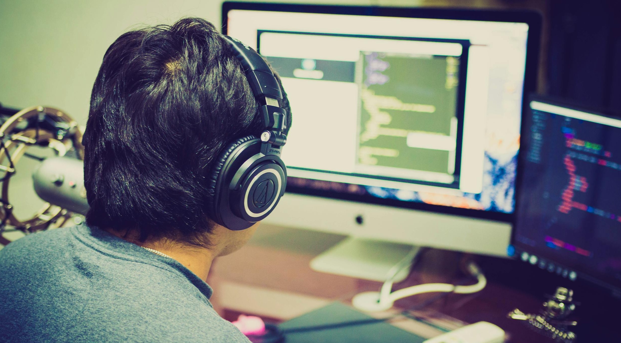 一个人拿着扩音器正在说话，象征着信息被放大和传播到更广的受众