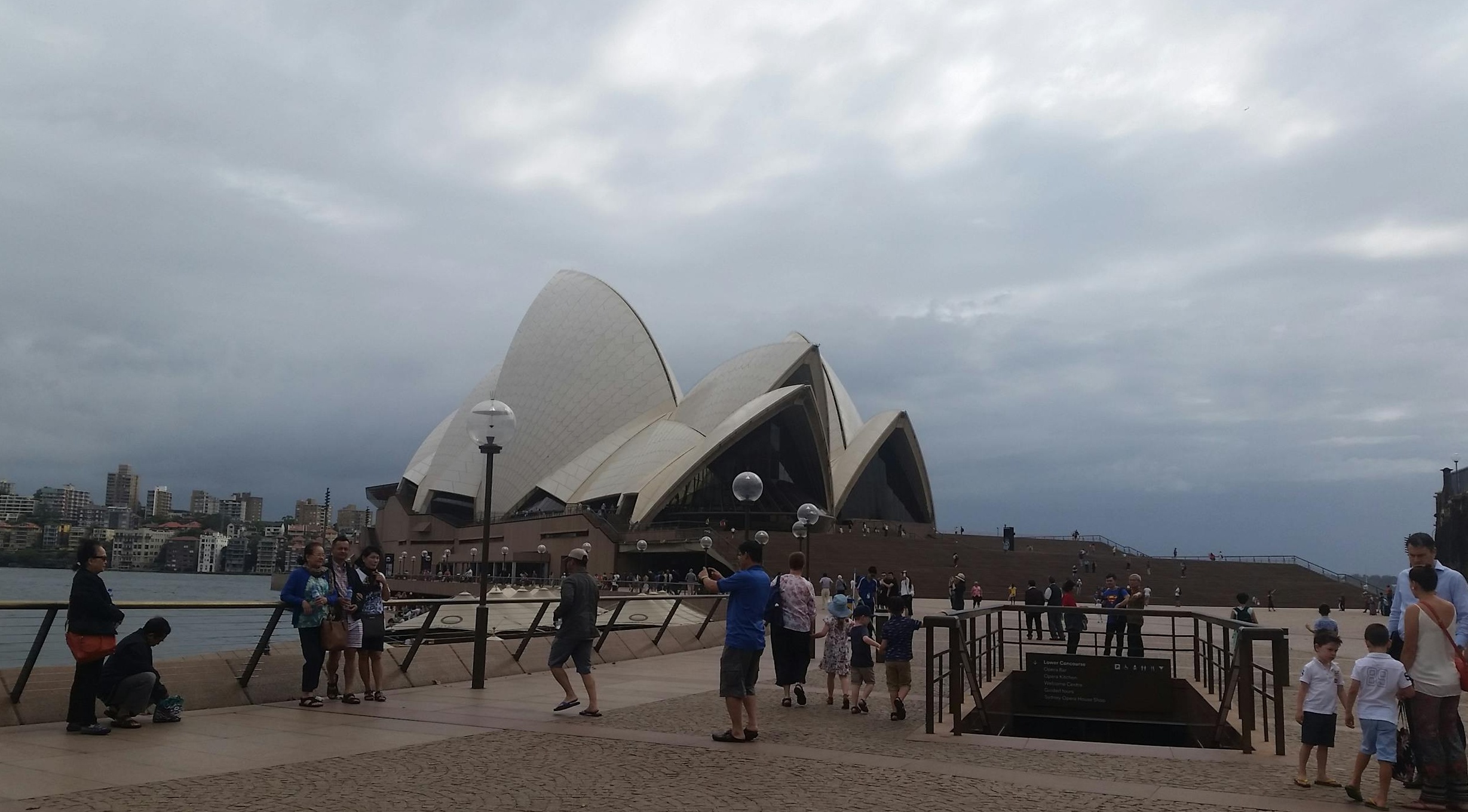 抽象的AI神经网络图案，象征着未来科技与智能策略在营销中的应用