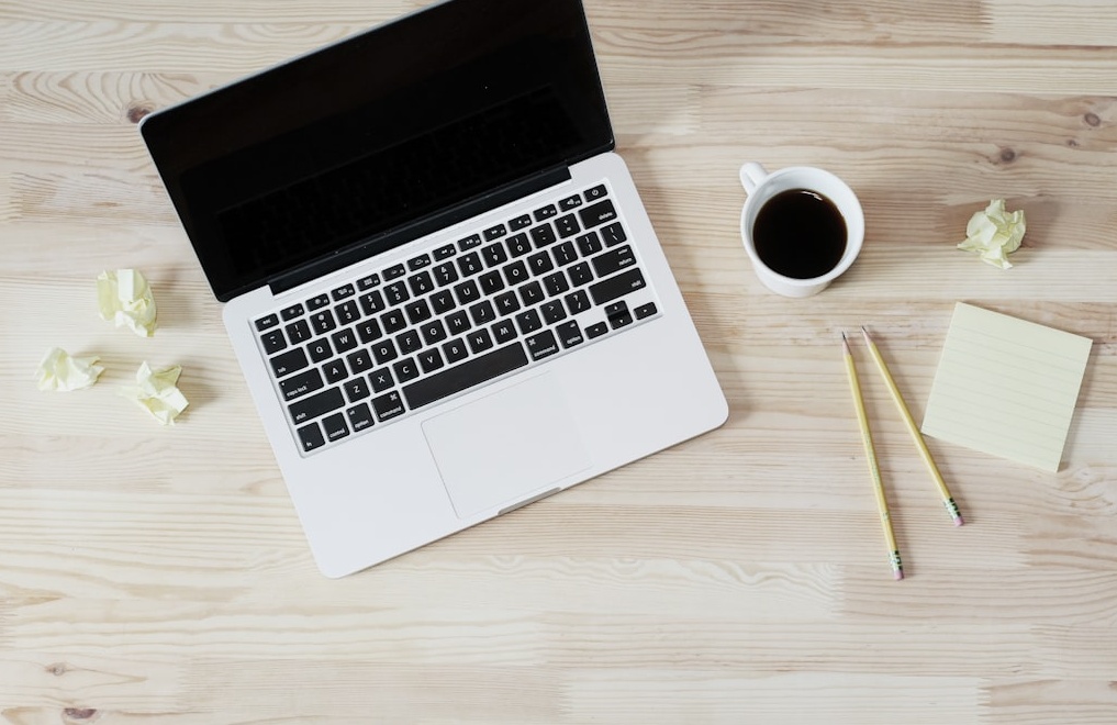 一个人在笔记本电脑上操作，屏幕上可能显示了自动化服务界面，代表着一键操作的便捷性。