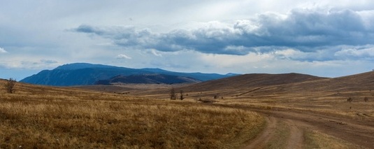 两位商人在图表前讨论数据增长,代表选择可靠的推广服务