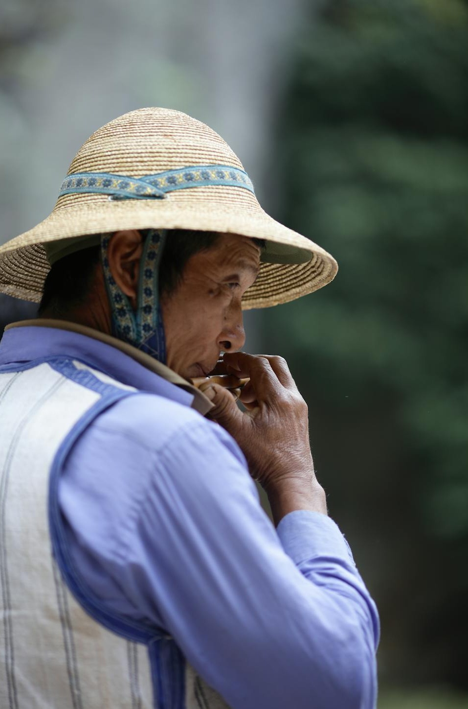 一位戴着眼镜的年轻女士在看手机上的TikTok评论