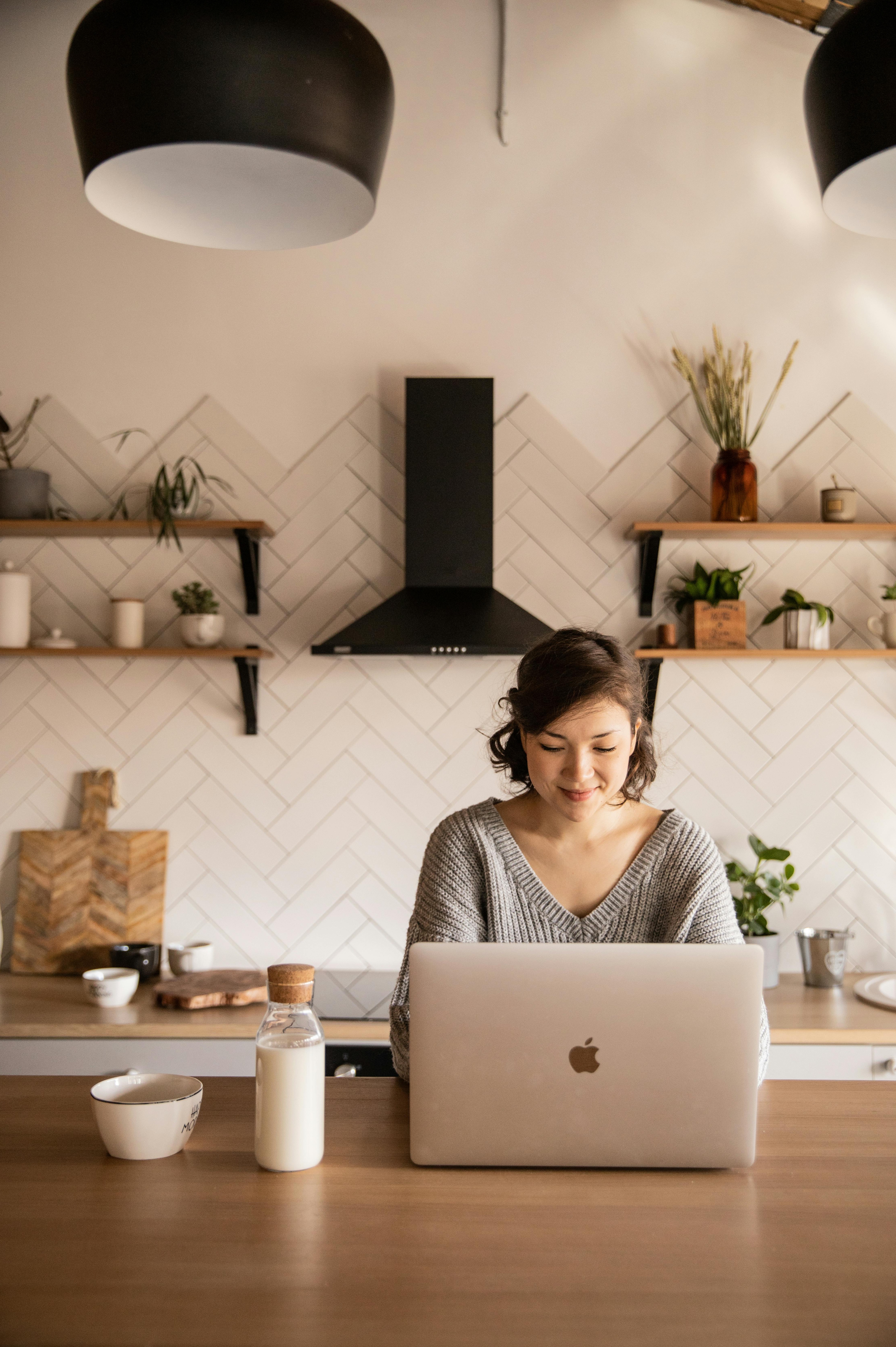 用户通过移动设备观看YouTube视频并留下评论