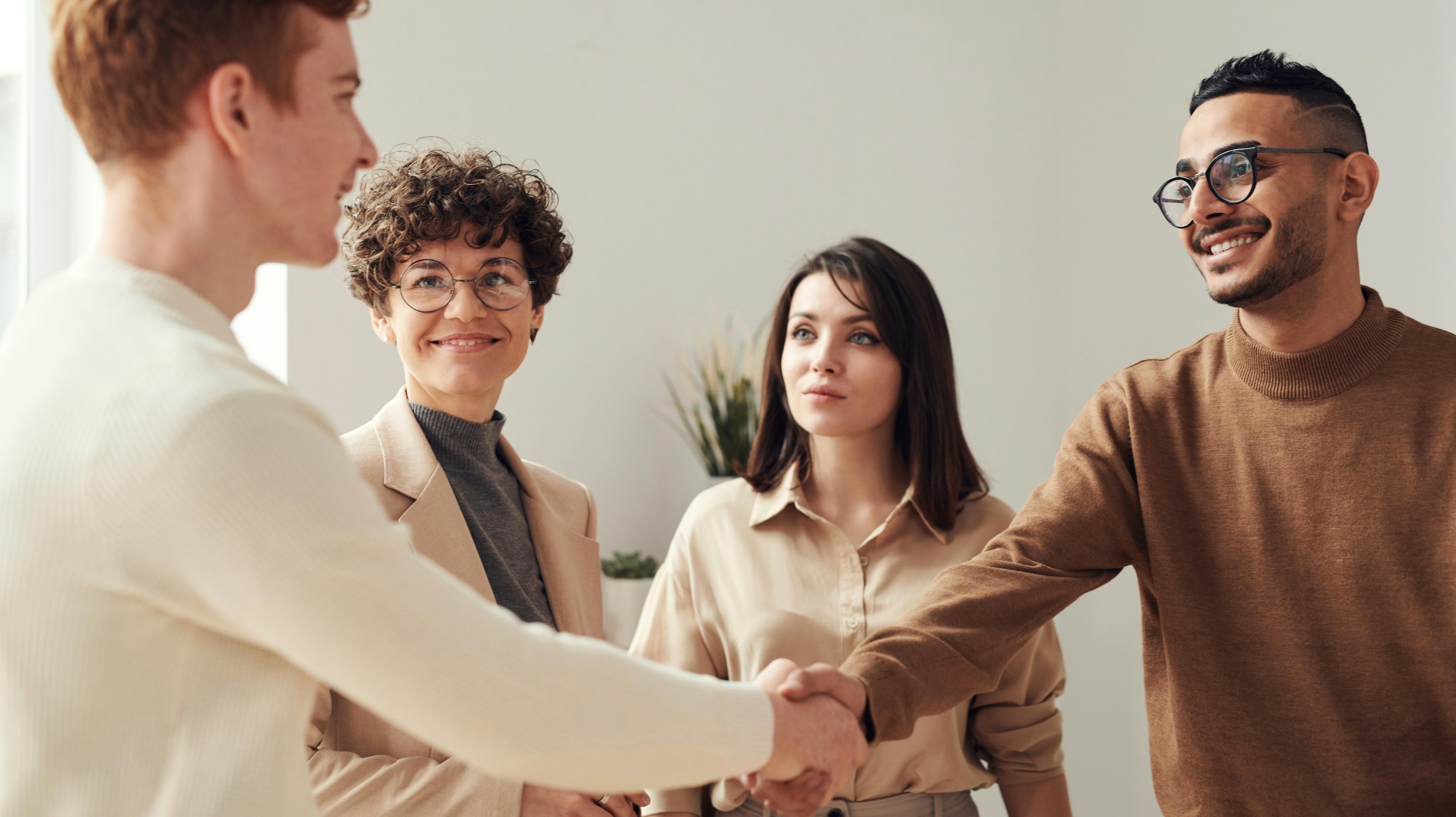 专业团队讨论YouTube内容增长与评论营销方案