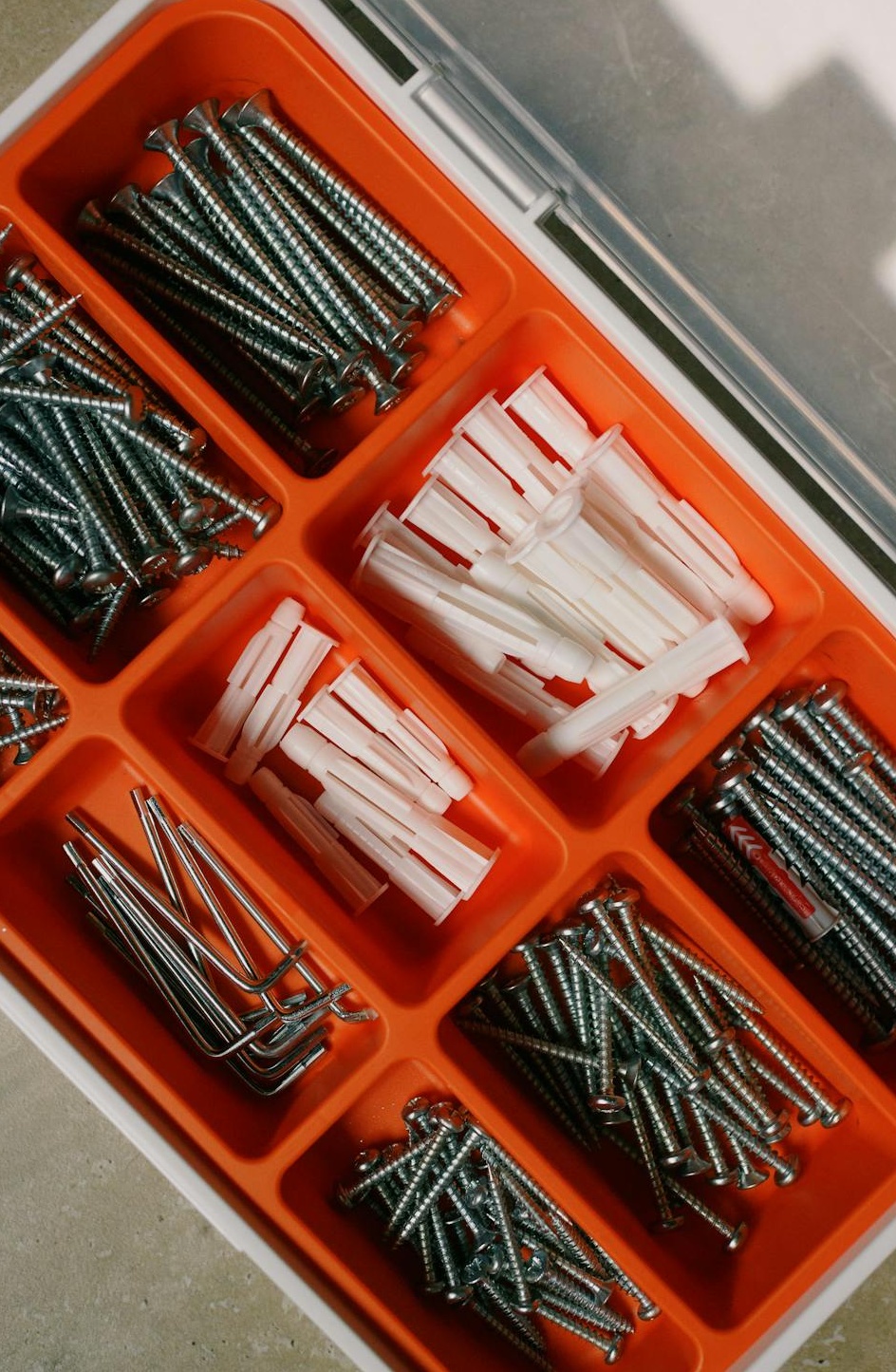 社交媒体界面与视频播放图标，象征着视频内容与观众互动