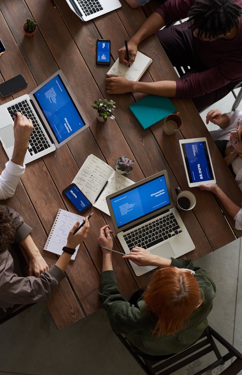 YouTube界面上显示的增长趋势图和点赞图标