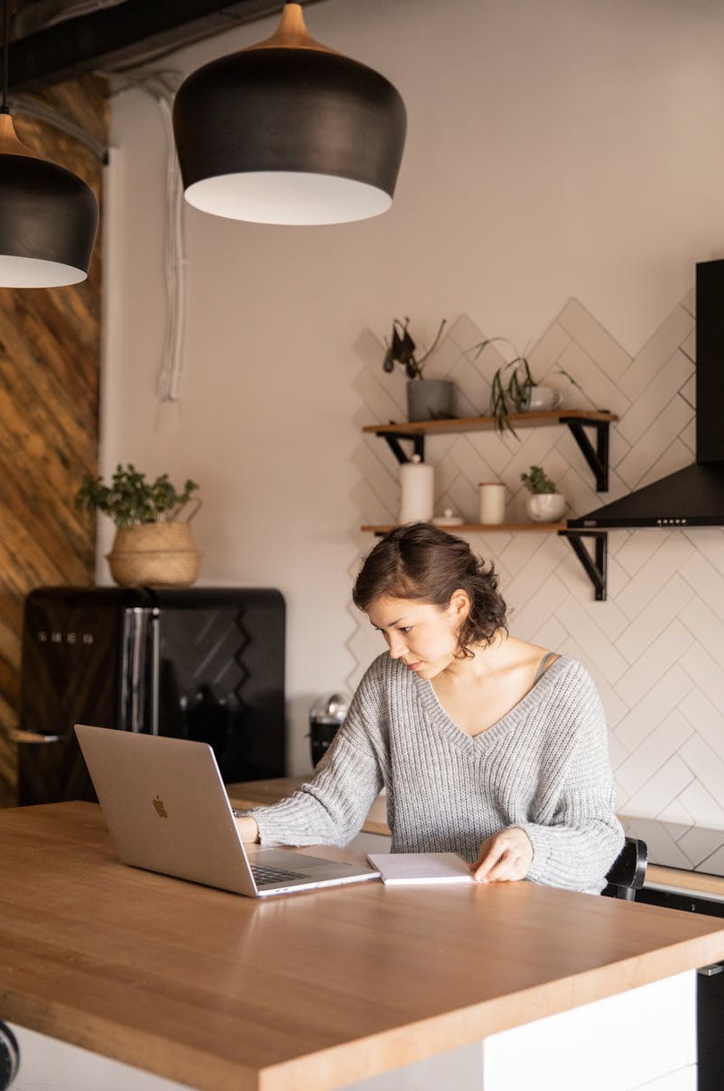 屏幕上显示YouTube点赞按钮，一个手在点击