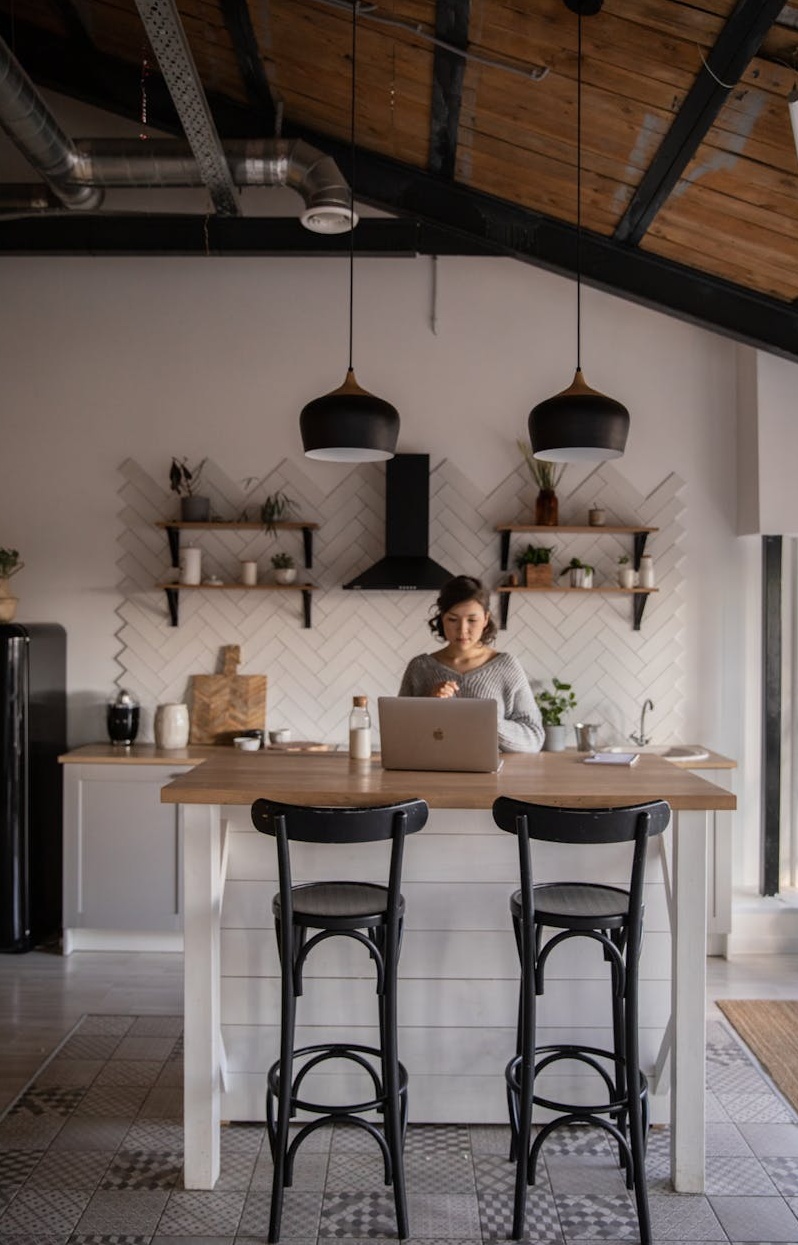 一群不同国籍的人正在用各种设备观看YouTube视频