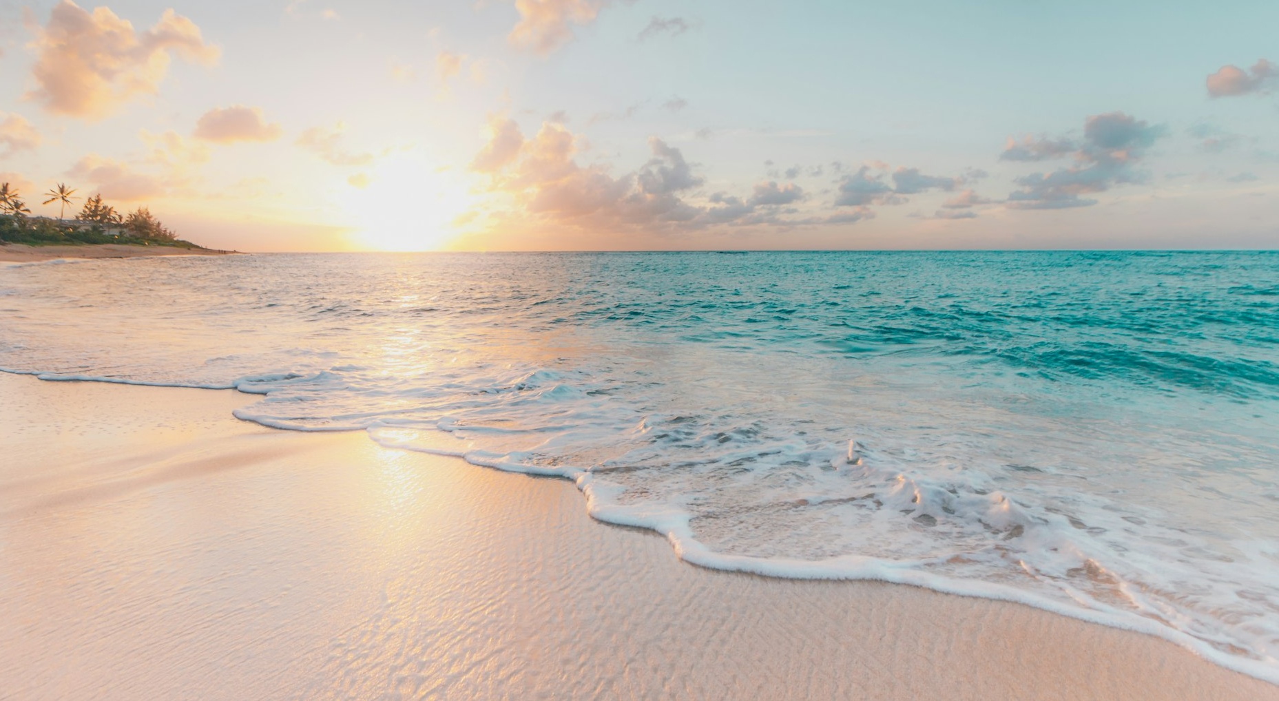 不同人群在移动设备上互动，展现社媒连接