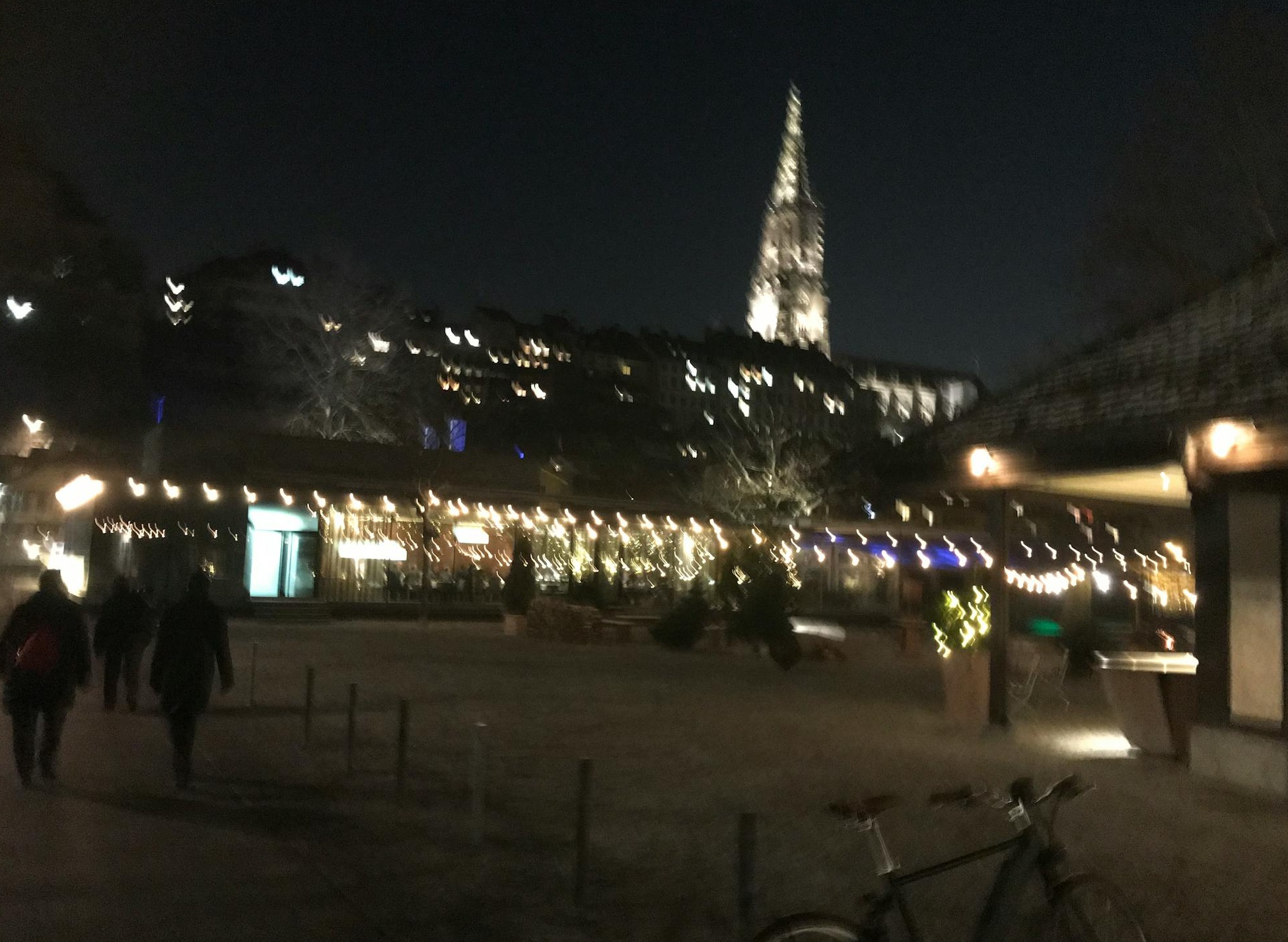 手机上显示Facebook帖子及其下方评论，表示社交媒体互动与算法推荐