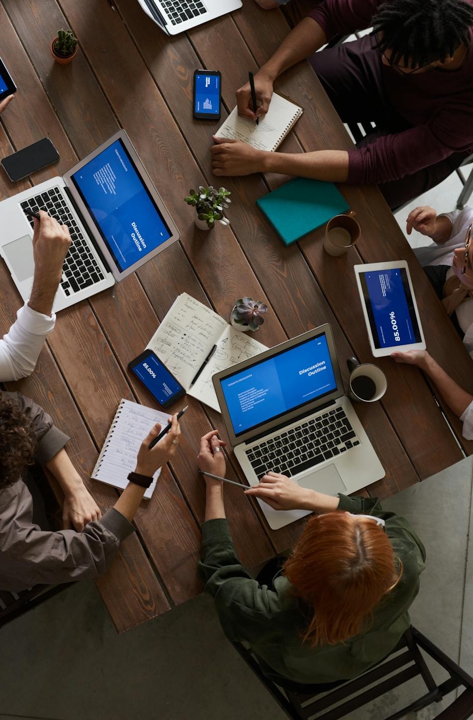 两名商务人士在平板电脑前讨论，展示专业服务和合作关系，寓意选择靠谱的服务商