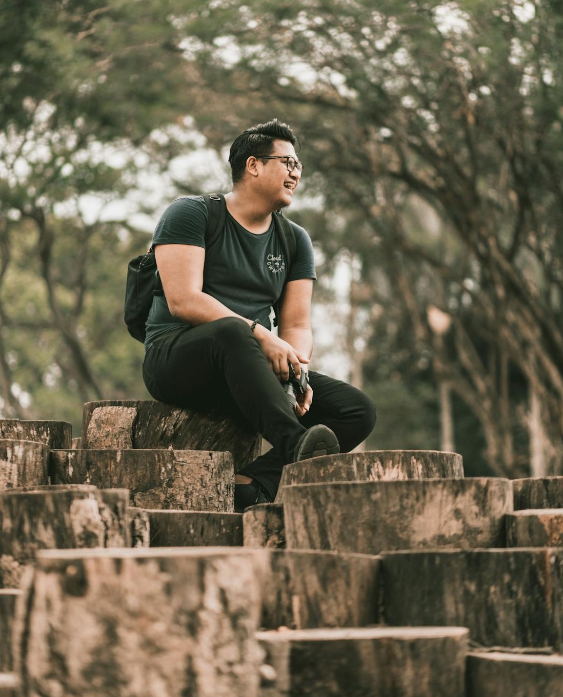 三个人手持手机相互讨论，背景为社群平台页面，代表真实的用户互动与自然评论