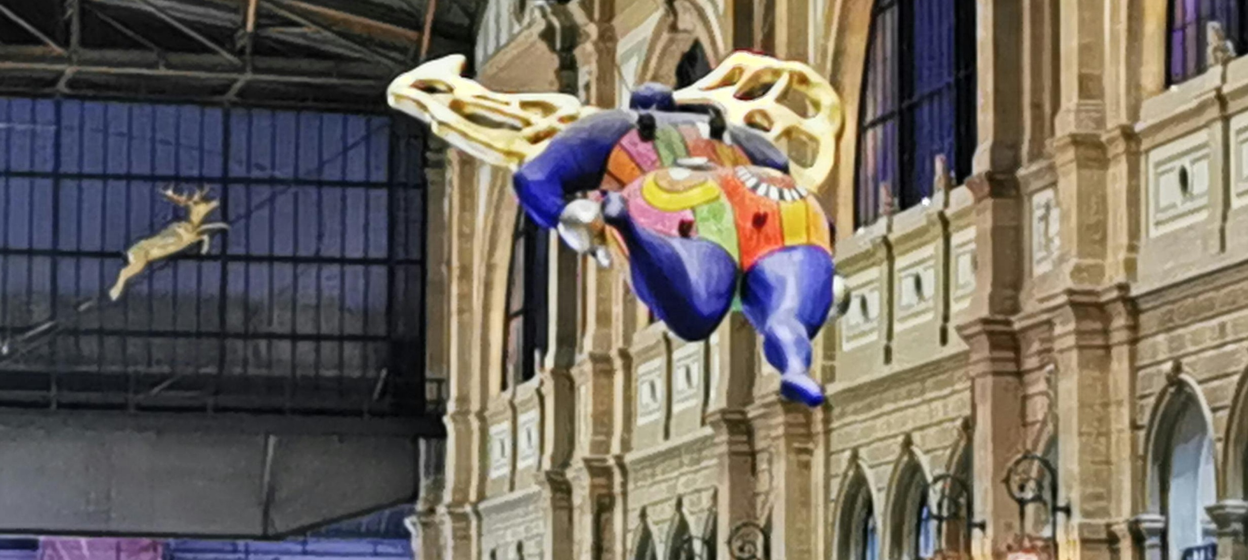 一个人在电脑前分析YouTube数据图表，展示了数据增长趋势