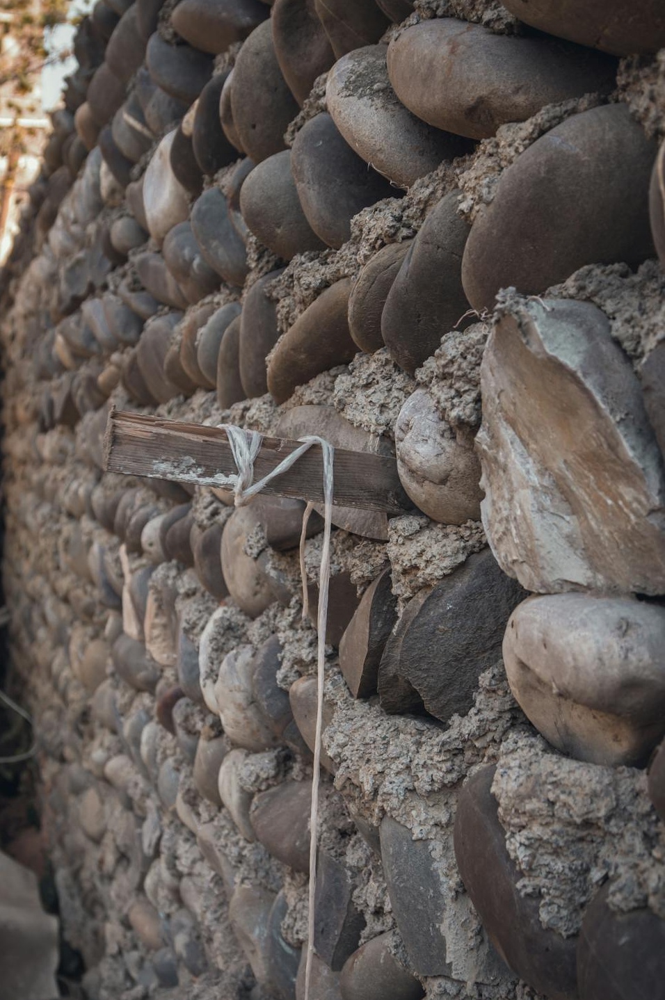 手机屏幕上显示社交媒体评论和点赞，代表互动