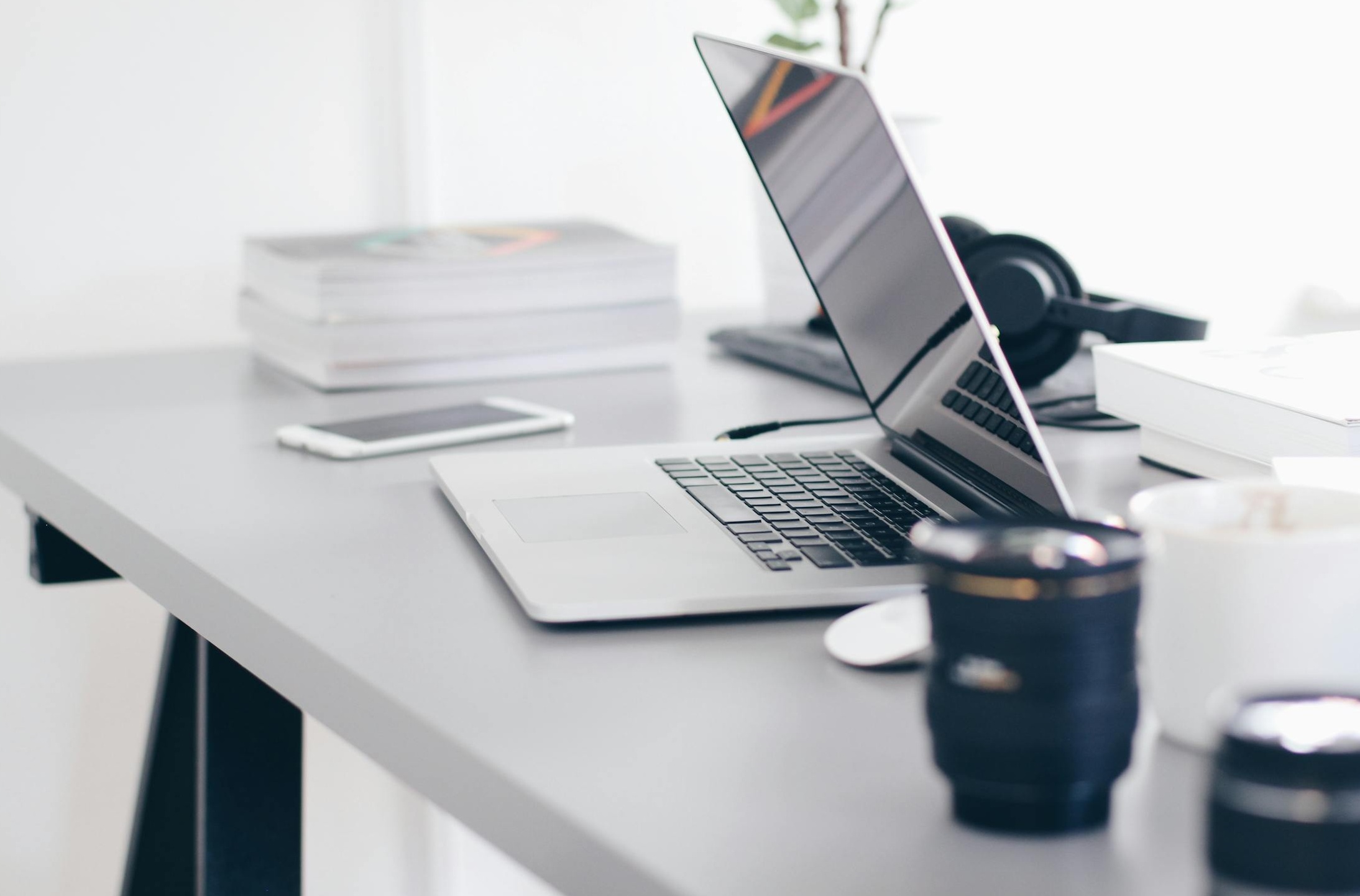 描绘人们通过数字化界面协同工作的场景,象征数字营销与社区建设