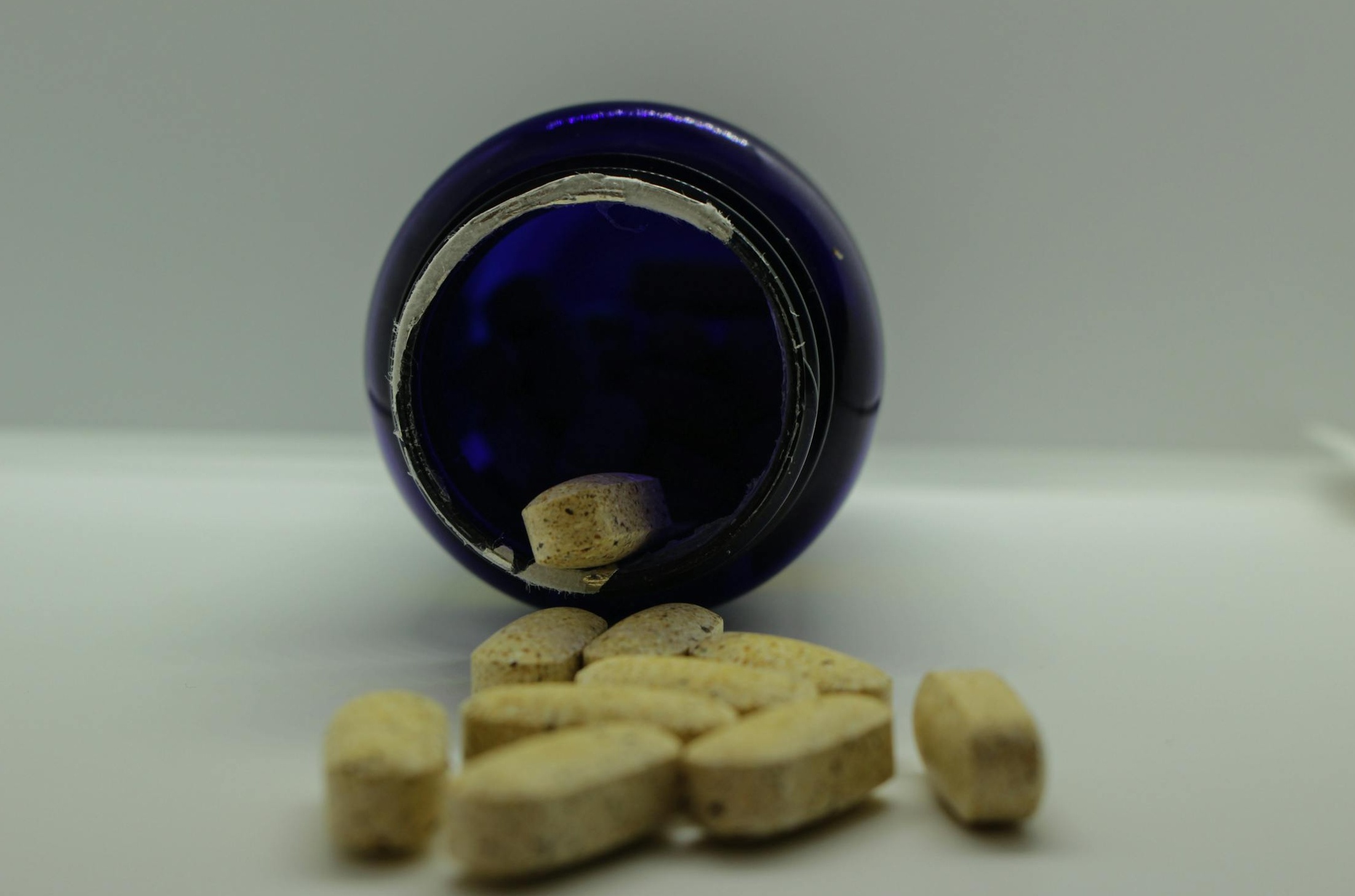 商务人士围绕桌子讨论增长图表,象征商业战略和数据驱动决策