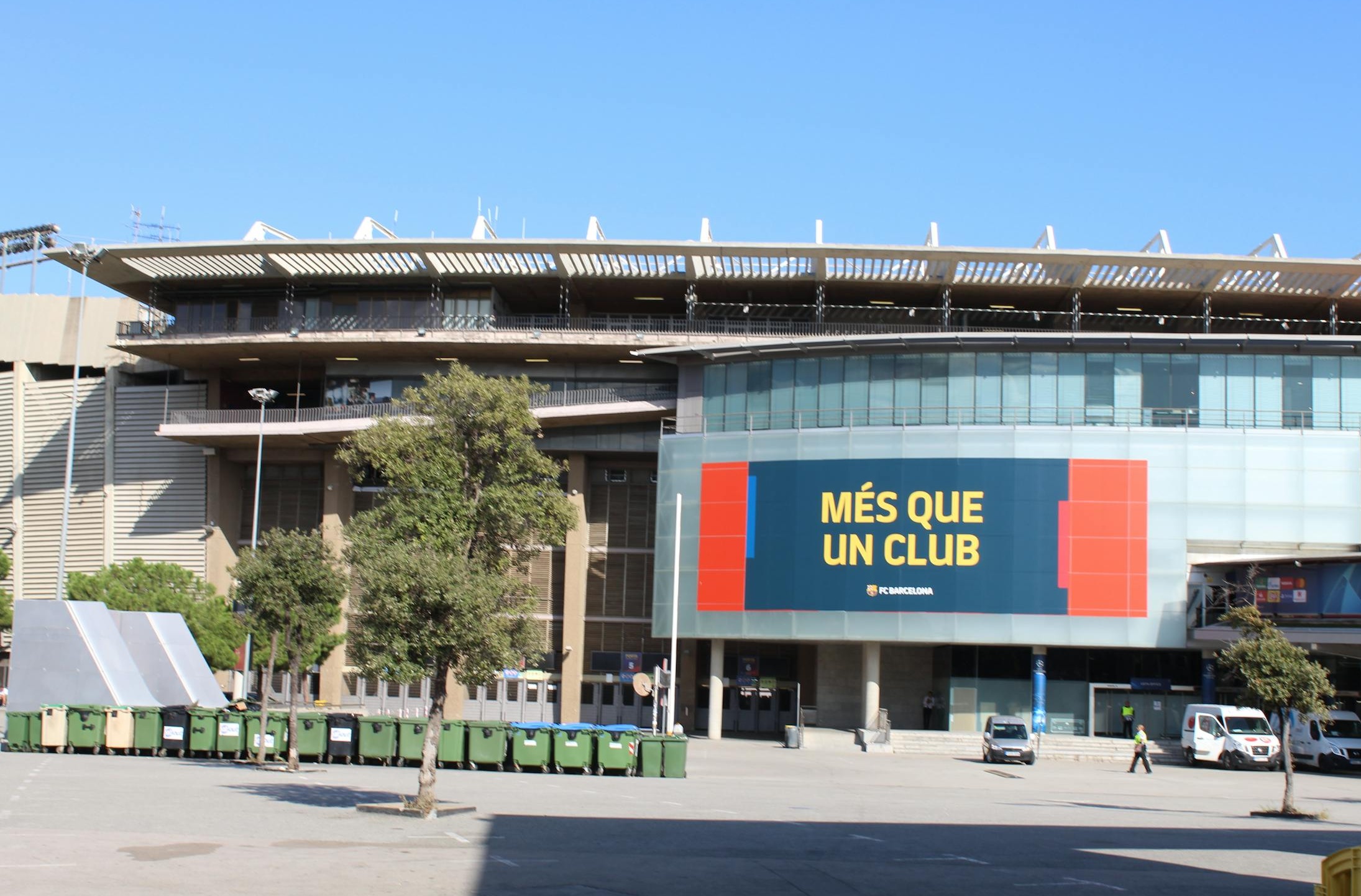 全球数字地图上的抖音TikTok标志和增长趋势线，象征海外市场潜力