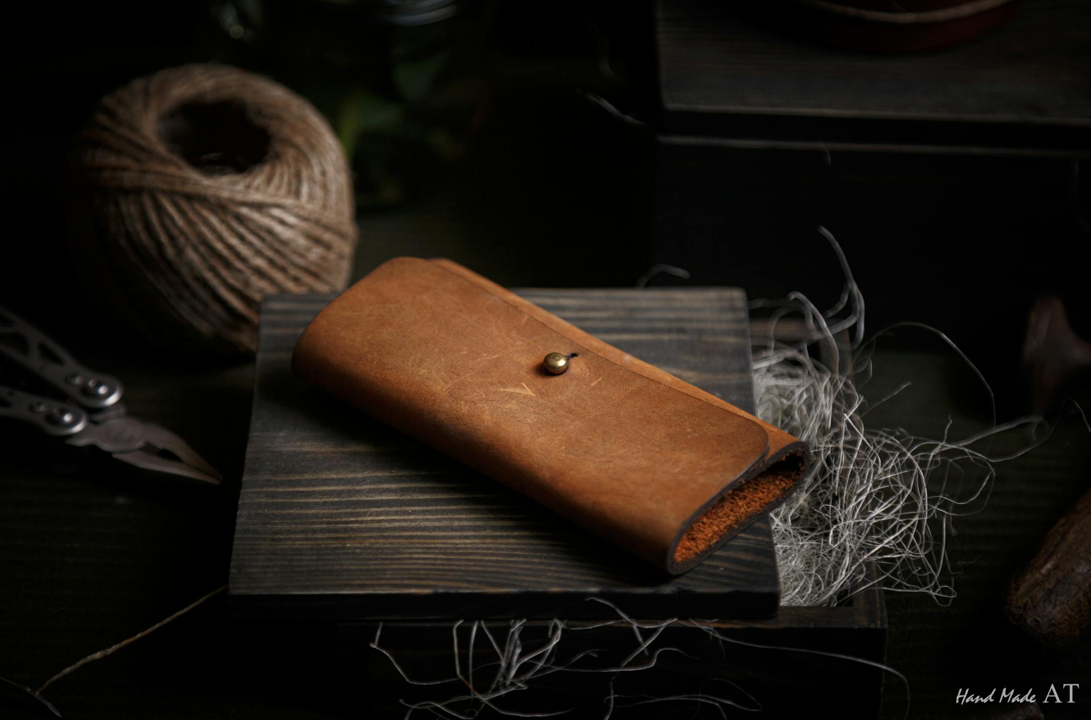 一群不同种族的人围坐在一起，通过手机屏幕分享观看TikTok内容，展现互动场景